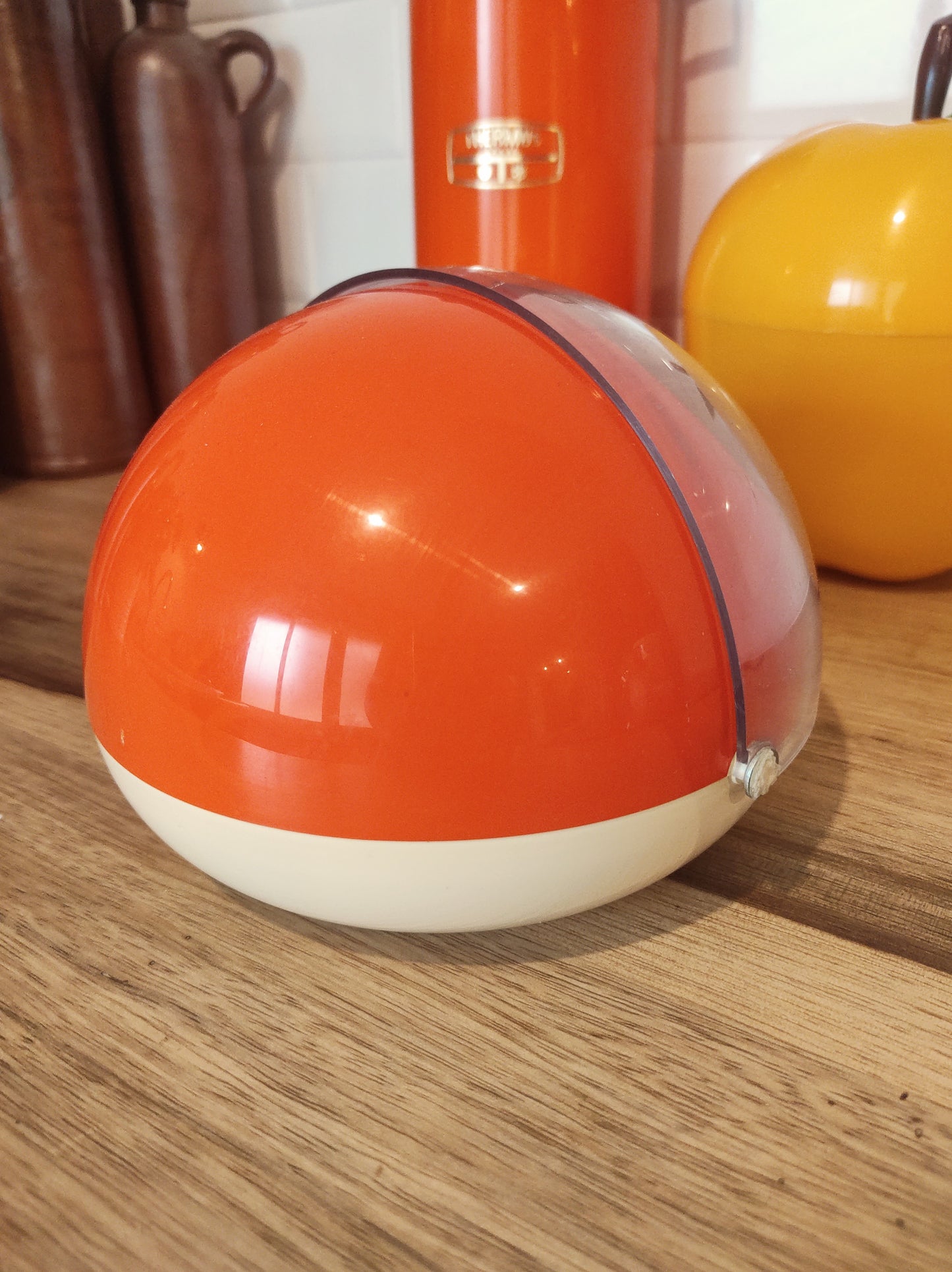 Ancien sucrier de comptoir en plastique orange vintage. Vous prendrez bien un p'tit café ? Avec ou sans sucre, cet ancien sucrier de comptoir de bistrot des années 70 des "CAFE TORTEL" en plastique orange et beige fera à coup sur parler de lui au moins l'espace d'un instant ! En très bon état, quelques rayures d'usage.