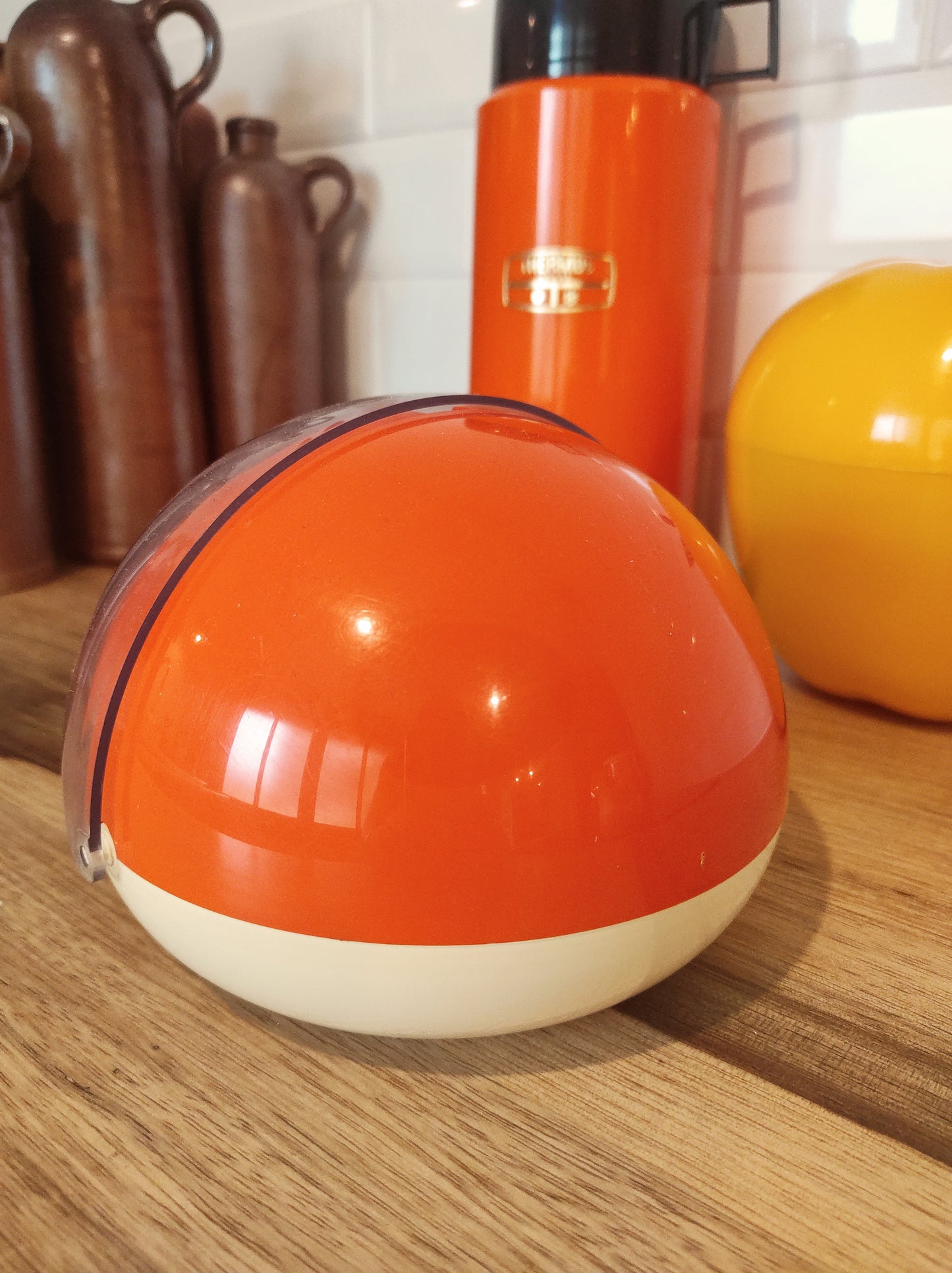 Ancien sucrier de comptoir en plastique orange vintage.Vous prendrez bien un p'tit café ? Avec ou sans sucre, cet ancien sucrier de comptoir de bistrot des années 70 des "CAFE TORTEL" en plastique orange et beige fera à coup sur parler de lui au moins l'espace d'un instant ! En très bon état, quelques rayures d'usage.