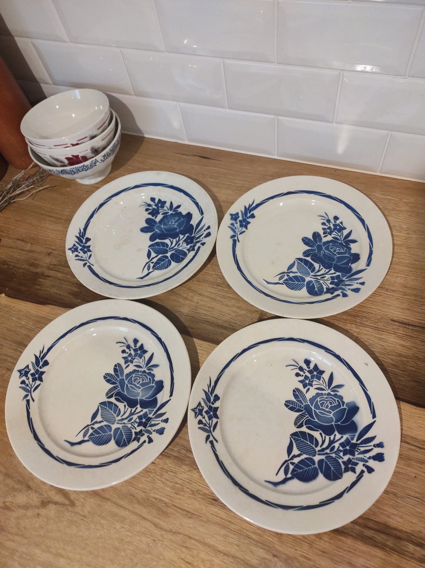 Set de 4 assiettes plates anciennes de BADONVILLIER motif floral. En bel état et au motif de roses bleues, la couleur est encore vive et le vernis bien brillant. Dans l’esprit Art déco, elles auront un plus bel effet associées à des couverts et des verres plus contemporains ou sur table au service dépareillé ! Assiettes vintage