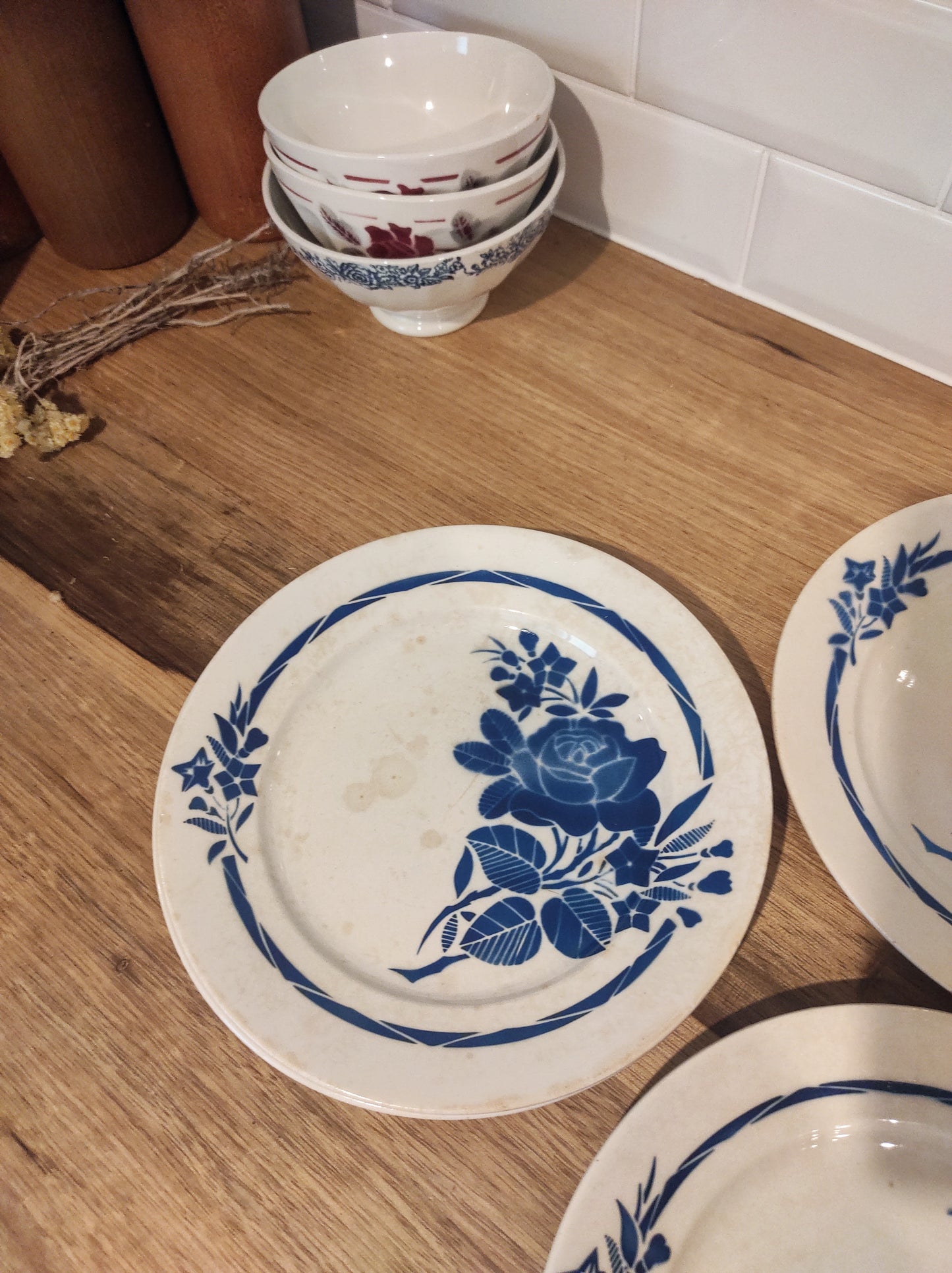 Set de 4 assiettes plates anciennes de BADONVILLIER motif floral. En bel état et au motif de roses bleues, la couleur est encore vive et le vernis bien brillant. Dans l’esprit Art déco, elles auront un plus bel effet associées à des couverts et des verres plus contemporains ou sur table au service dépareillé ! Assiettes vintage