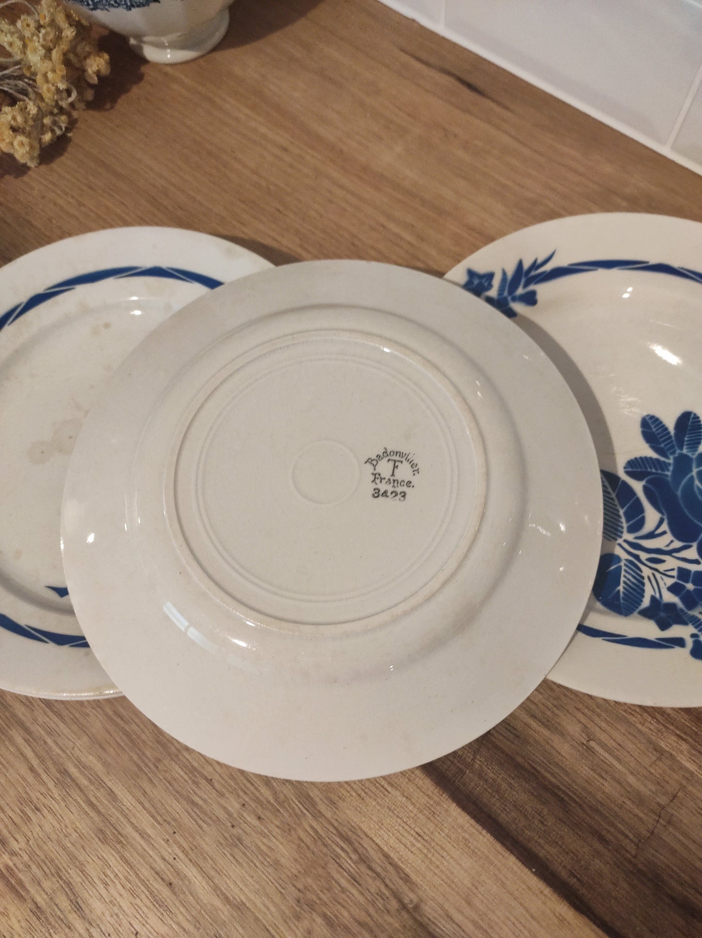 Set de 4 assiettes plates anciennes de BADONVILLIER motif floral. En bel état et au motif de roses bleues, la couleur est encore vive et le vernis bien brillant. Dans l’esprit Art déco, elles auront un plus bel effet associées à des couverts et des verres plus contemporains ou sur table au service dépareillé ! Assiettes vintage