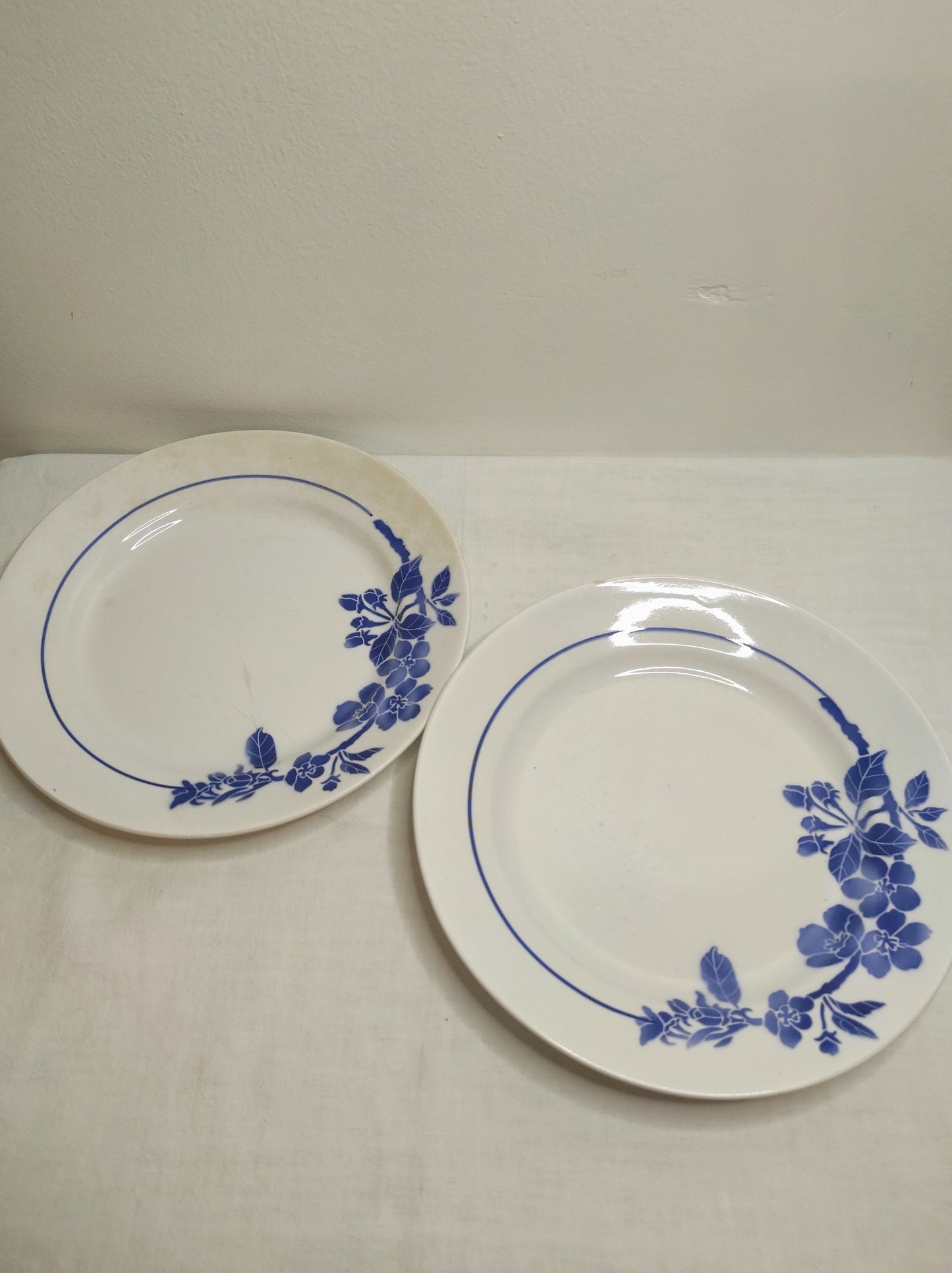 Ce joli set de 2 assiettes plates en faïence de P.B Rochechouart modèle Opéra au motif de fleurs bleues donnera un esprit bohême à votre table et elles auront encore un bel effet associées à des couverts plus contemporains ou des verres dépareillés ! Made in France. Assiettes vintage