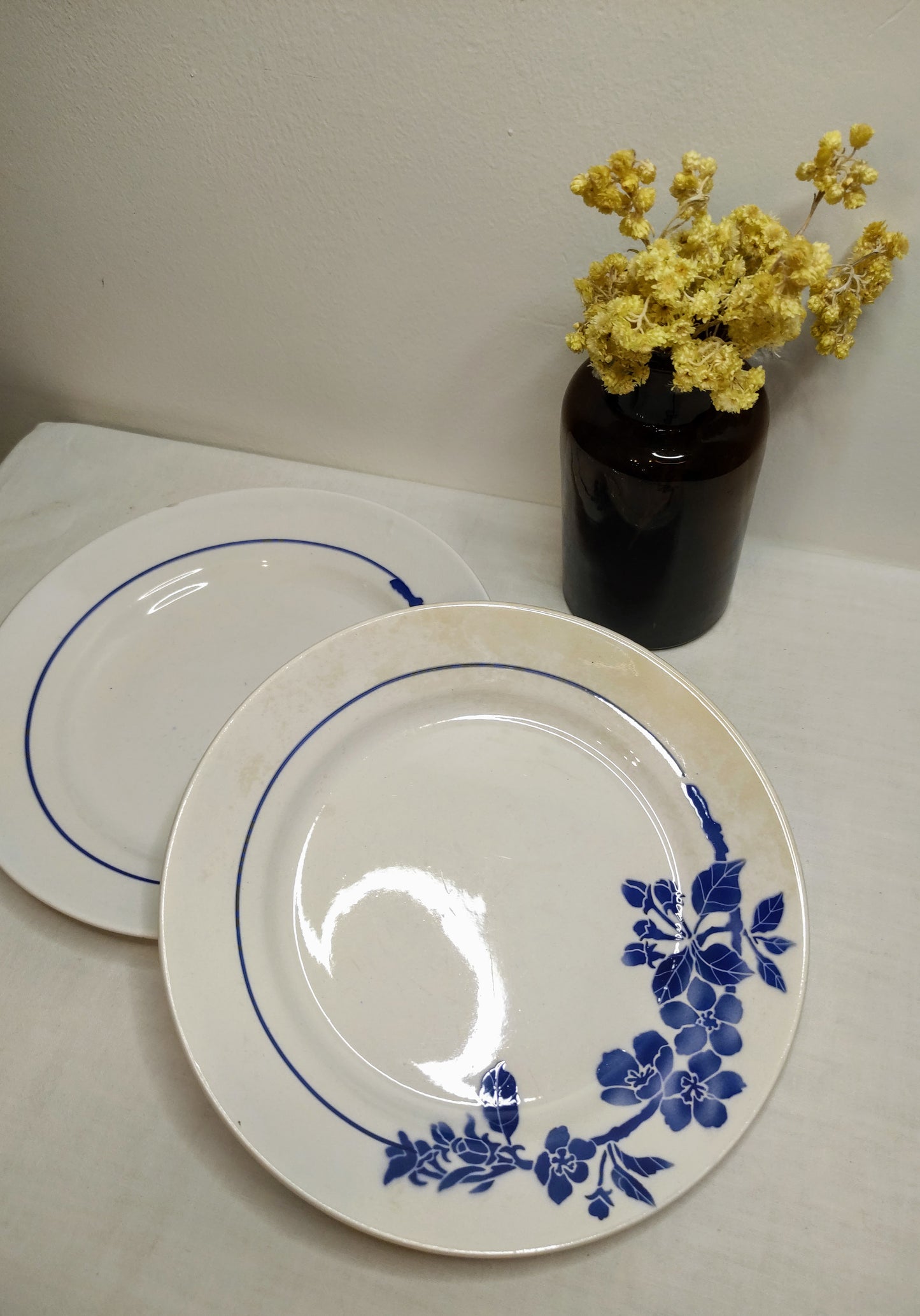 Ce joli set de 2 assiettes plates en faïence de P.B Rochechouart modèle Opéra au motif de fleurs bleues donnera un esprit bohême à votre table et elles auront encore un bel effet associées à des couverts plus contemporains ou des verres dépareillés ! Made in France. Assiettes vintage