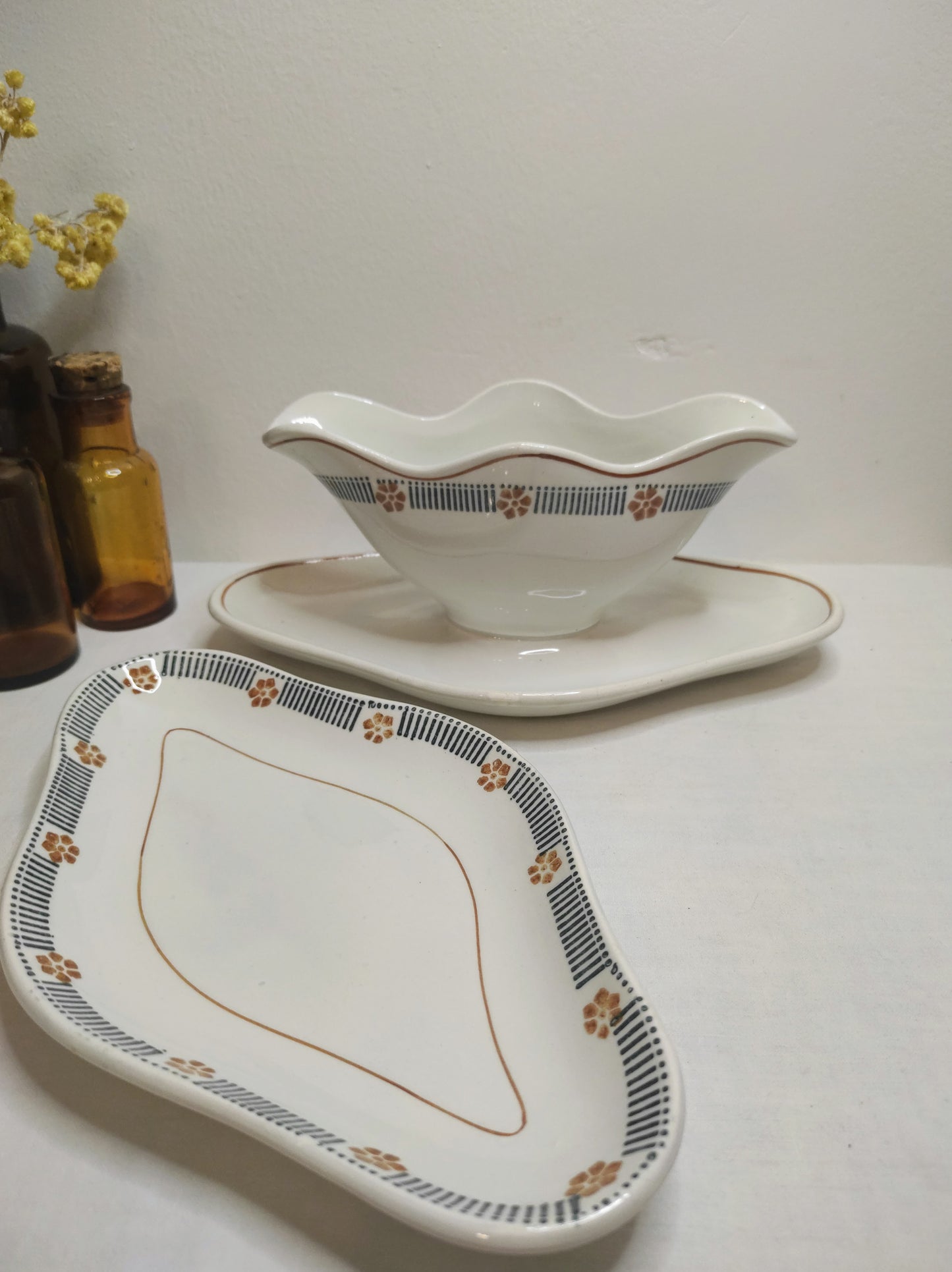 Set ancienne saucière et ancien ravier en faïence St Amand. Ce lot composé d'une ancienne saucière et d'un ancien ravier de la faïencerie de St Amand sera parfait détourner pour recevoir vos légumes ou vos chips pour l'apéritif ! En très bon état, un léger petit éclat sous la saucière (voir photo). Vaisselle vintage