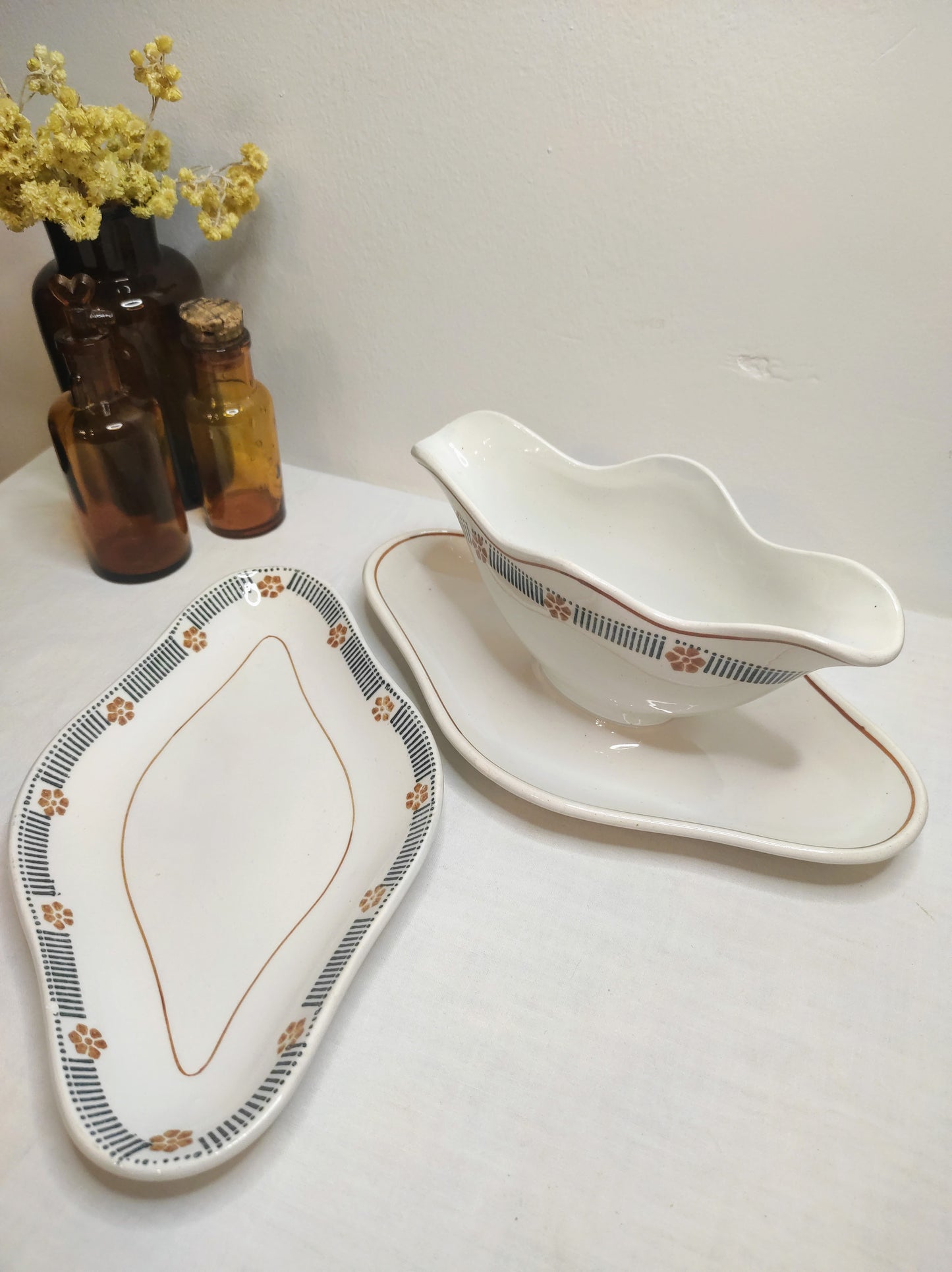 Set ancienne saucière et ancien ravier en faïence St Amand. Ce lot composé d'une ancienne saucière et d'un ancien ravier de la faïencerie de St Amand sera parfait détourner pour recevoir vos légumes ou vos chips pour l'apéritif ! En très bon état, un léger petit éclat sous la saucière (voir photo). Vaisselle vintage