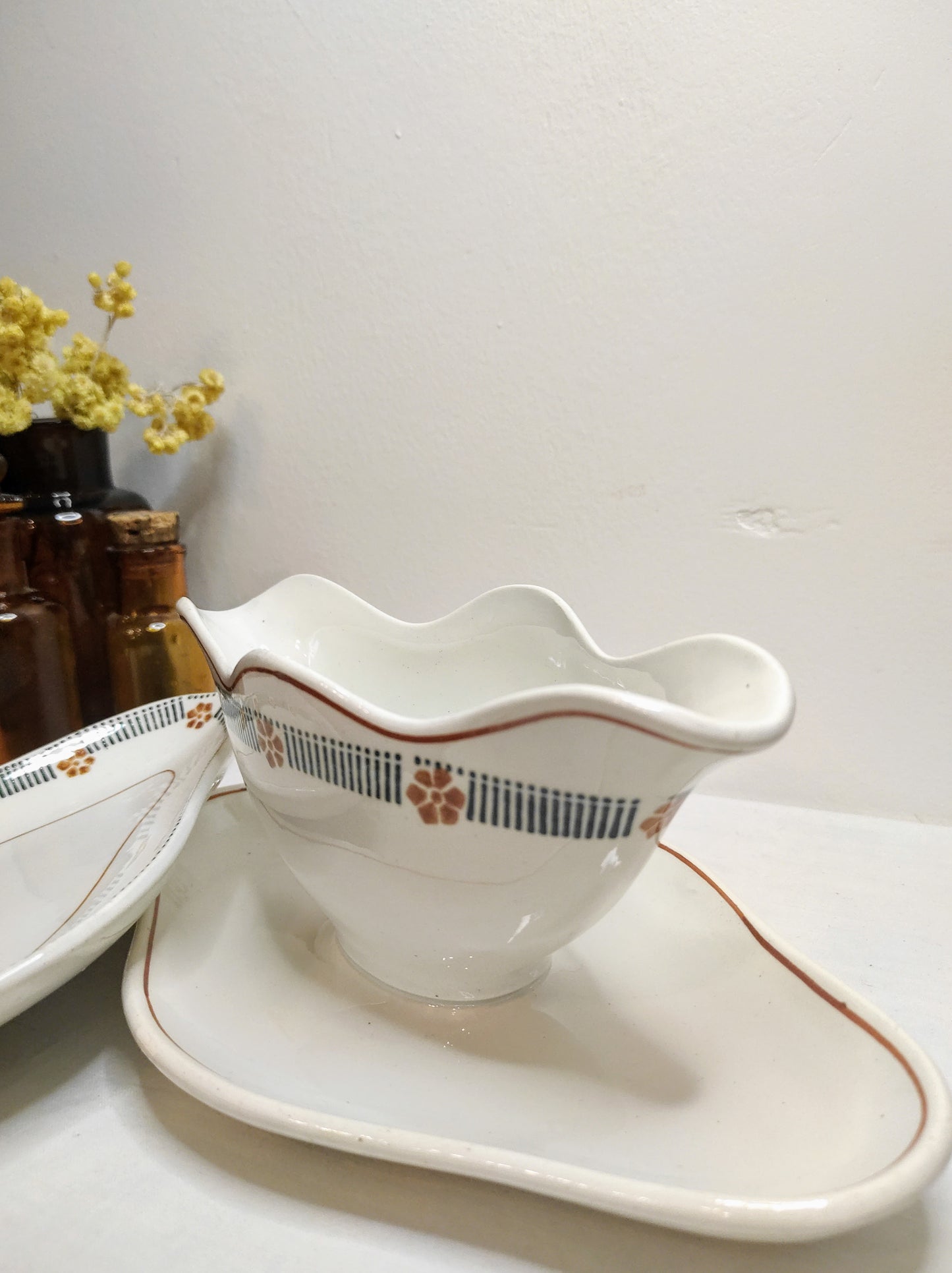 Set ancienne saucière et ancien ravier en faïence St Amand.Ce lot composé d'une ancienne saucière et d'un ancien ravier de la faïencerie de St Amand sera parfait détourner pour recevoir vos légumes ou vos chips pour l'apéritif ! En très bon état, un léger petit éclat sous la saucière (voir photo). vaisselle vintage