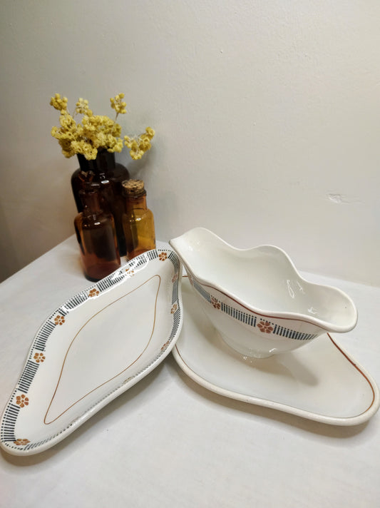 Set ancienne saucière et ancien ravier en faïence St Amand. Ce lot composé d'une ancienne saucière et d'un ancien ravier de la faïencerie de St Amand sera parfait détourner pour recevoir vos légumes ou vos chips pour l'apéritif ! En très bon état, un léger petit éclat sous la saucière (voir photo). Vaisselle vintage
