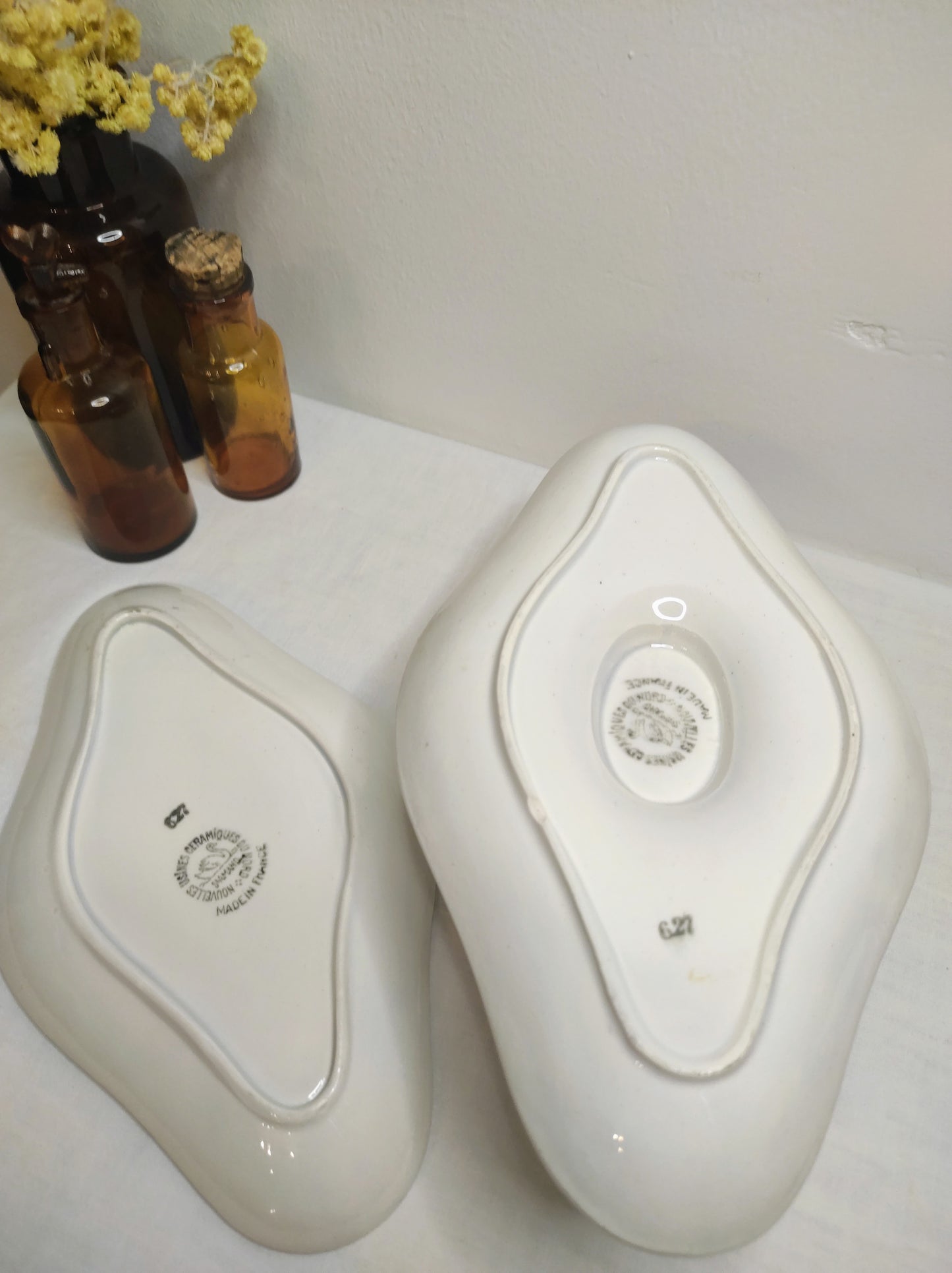 Set ancienne saucière et ancien ravier en faïence St Amand. Ce lot composé d'une ancienne saucière et d'un ancien ravier de la faïencerie de St Amand sera parfait détourner pour recevoir vos légumes ou vos chips pour l'apéritif ! En très bon état, un léger petit éclat sous la saucière (voir photo). Vaisselle vintage