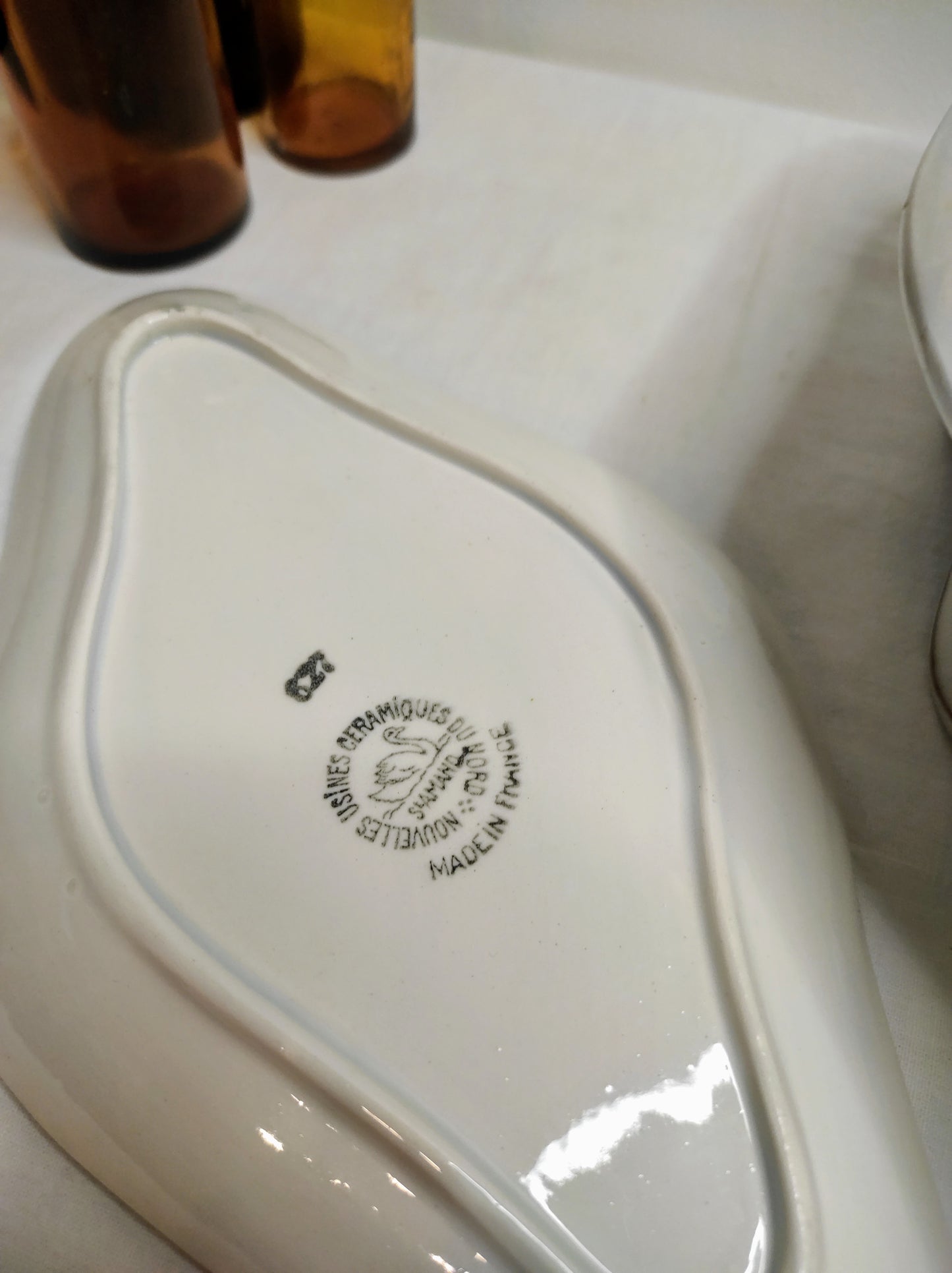 Set ancienne saucière et ancien ravier en faïence St Amand. Ce lot composé d'une ancienne saucière et d'un ancien ravier de la faïencerie de St Amand sera parfait détourner pour recevoir vos légumes ou vos chips pour l'apéritif ! En très bon état, un léger petit éclat sous la saucière (voir photo). Vaisselle vintage