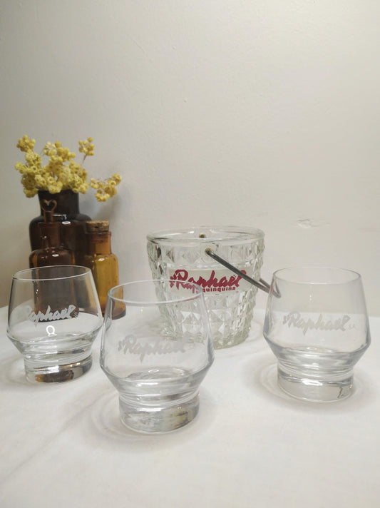 Ancien sceau à glaçons St Raphaël quinquina et ses 3 verres vintage. Pour les fortes chaleurs de l'été n'oubliez pas de rajouter des glaçons dans votre verre ! Ancien sceau à glace en verre moulé St Raphaël quinquina accompagné de 3 verres à liqueur St Raphaël. Made in France, le tout en très bon état.