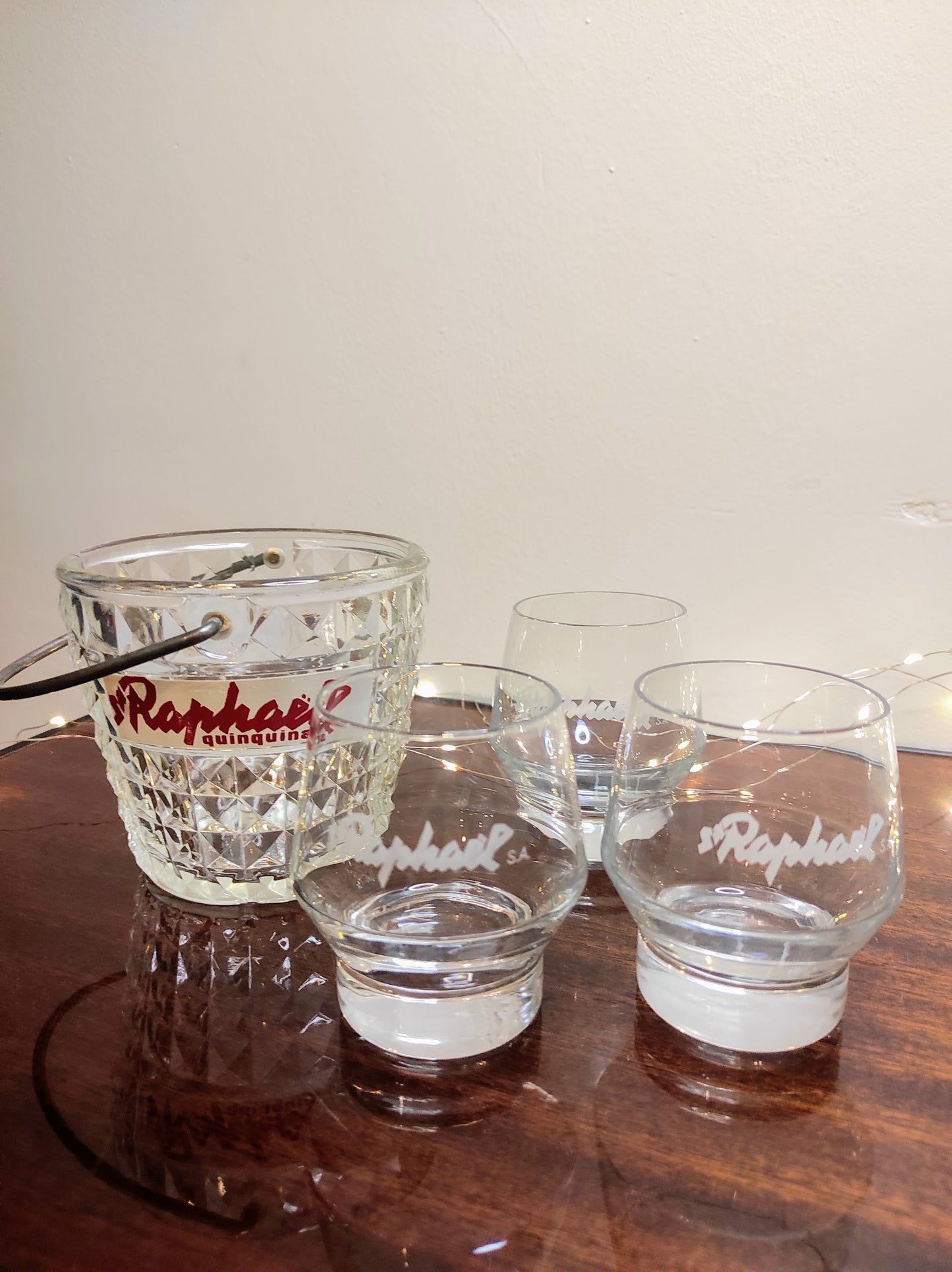 Ancien sceau à glaçons St Raphaël quinquina et ses 3 verres vintage. Pour les fortes chaleurs de l'été n'oubliez pas de rajouter des glaçons dans votre verre ! Ancien sceau à glace en verre moulé St Raphaël quinquina accompagné de 3 verres à liqueur St Raphaël. Made in France, le tout en très bon état.