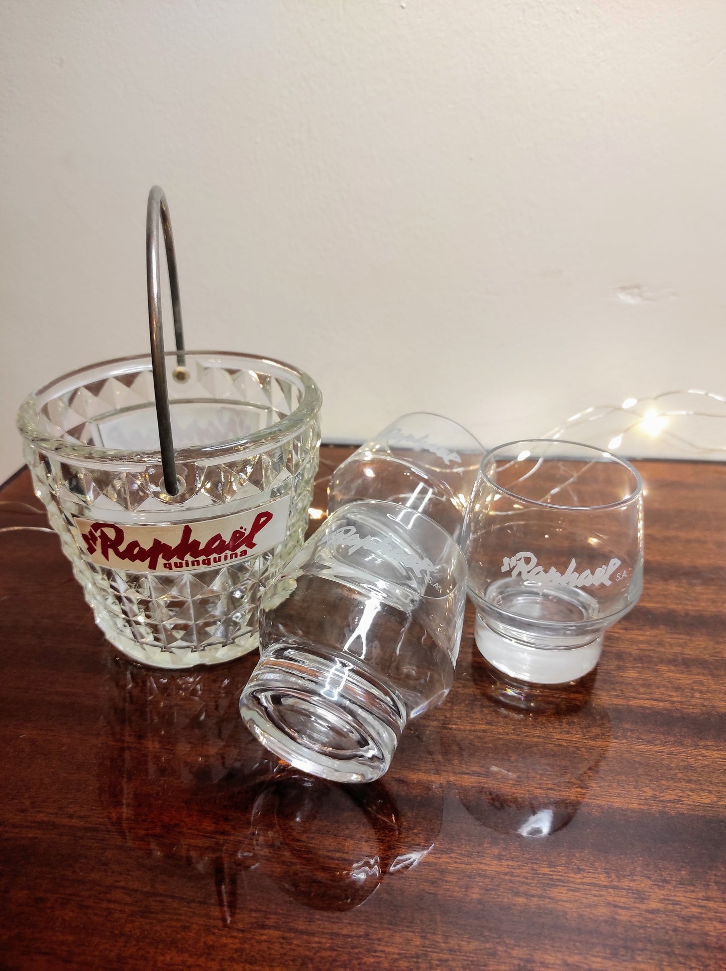 Ancien sceau à glaçons St Raphaël quinquina et ses 3 verres vintage. Pour les fortes chaleurs de l'été n'oubliez pas de rajouter des glaçons dans votre verre ! Ancien sceau à glace en verre moulé St Raphaël quinquina accompagné de 3 verres à liqueur St Raphaël. Made in France, le tout en très bon état.