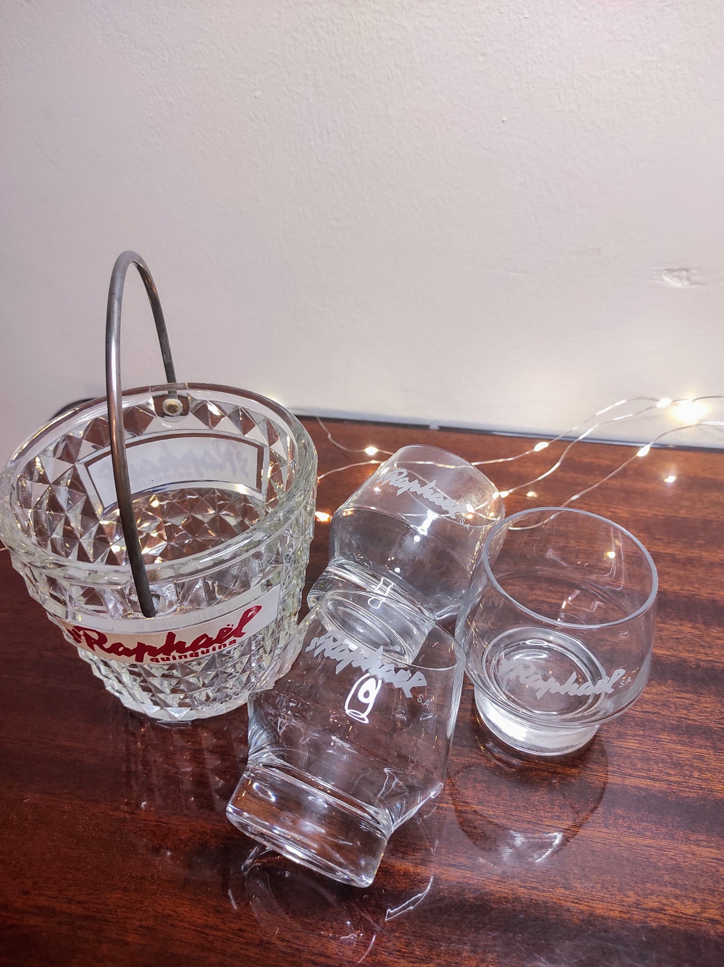 Ancien sceau à glaçons St Raphaël quinquina et ses 3 verres vintage. Pour les fortes chaleurs de l'été n'oubliez pas de rajouter des glaçons dans votre verre ! Ancien sceau à glace en verre moulé St Raphaël quinquina accompagné de 3 verres à liqueur St Raphaël. Made in France, le tout en très bon état.