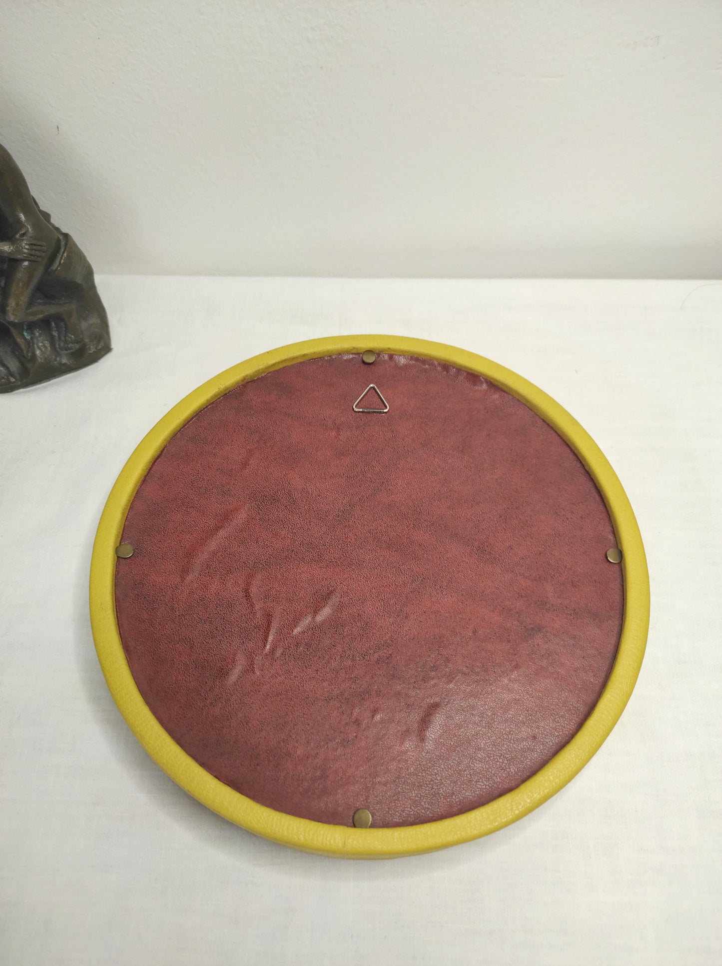 Cadre de fleurs naturelles séchées vintage. Beau Cadre vintage de forme ronde avec fleurs naturelles séchées en bouquet. Le verre est bordé d’un liseré doré. Le contour est de couleur jaune moutarde épais style simili cuir. Une attache est présente au dos. De belles couleurs automnales et beaucoup de charme pour ce beau cadre. cadre vintage