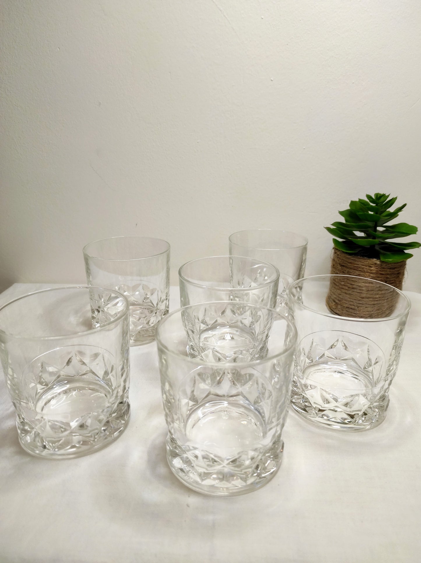 Set de 6 verres à whisky vintage en verre moulé.Tchin ! A consommer avec modération bien sûr ! Set de 6 verres à whisky en verre moulé, made in France. En très bon état, aucun éclat.