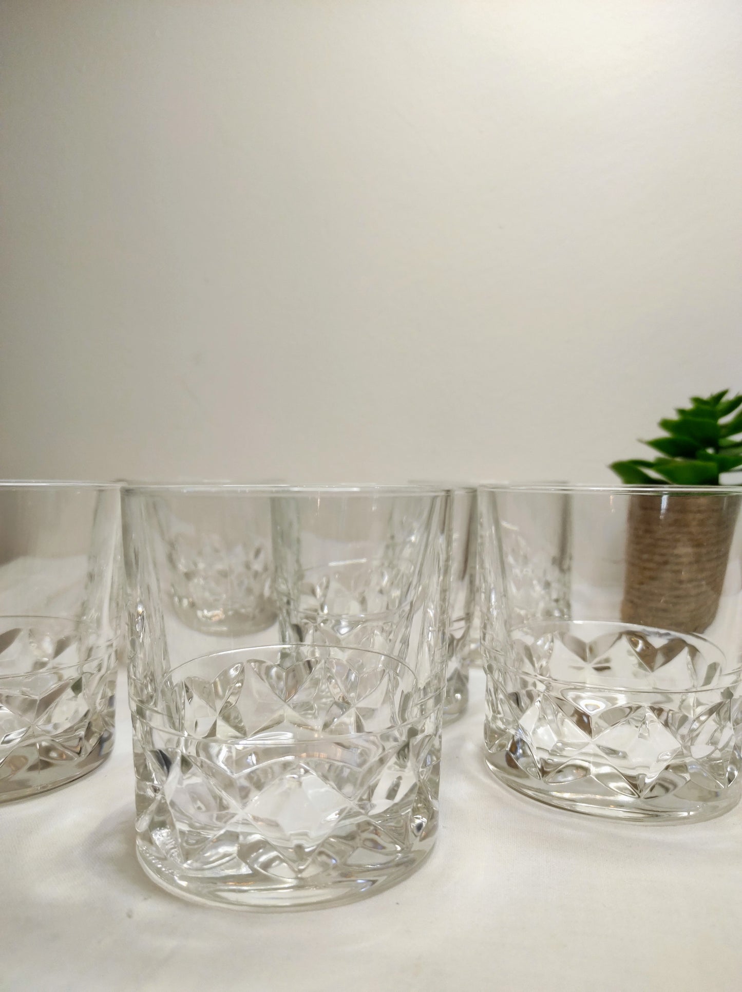 Set de 6 verres à whisky vintage en verre moulé. Tchin ! A consommer avec modération bien sûr ! Set de 6 verres à whisky en verre moulé, made in France. En très bon état, aucun éclat.