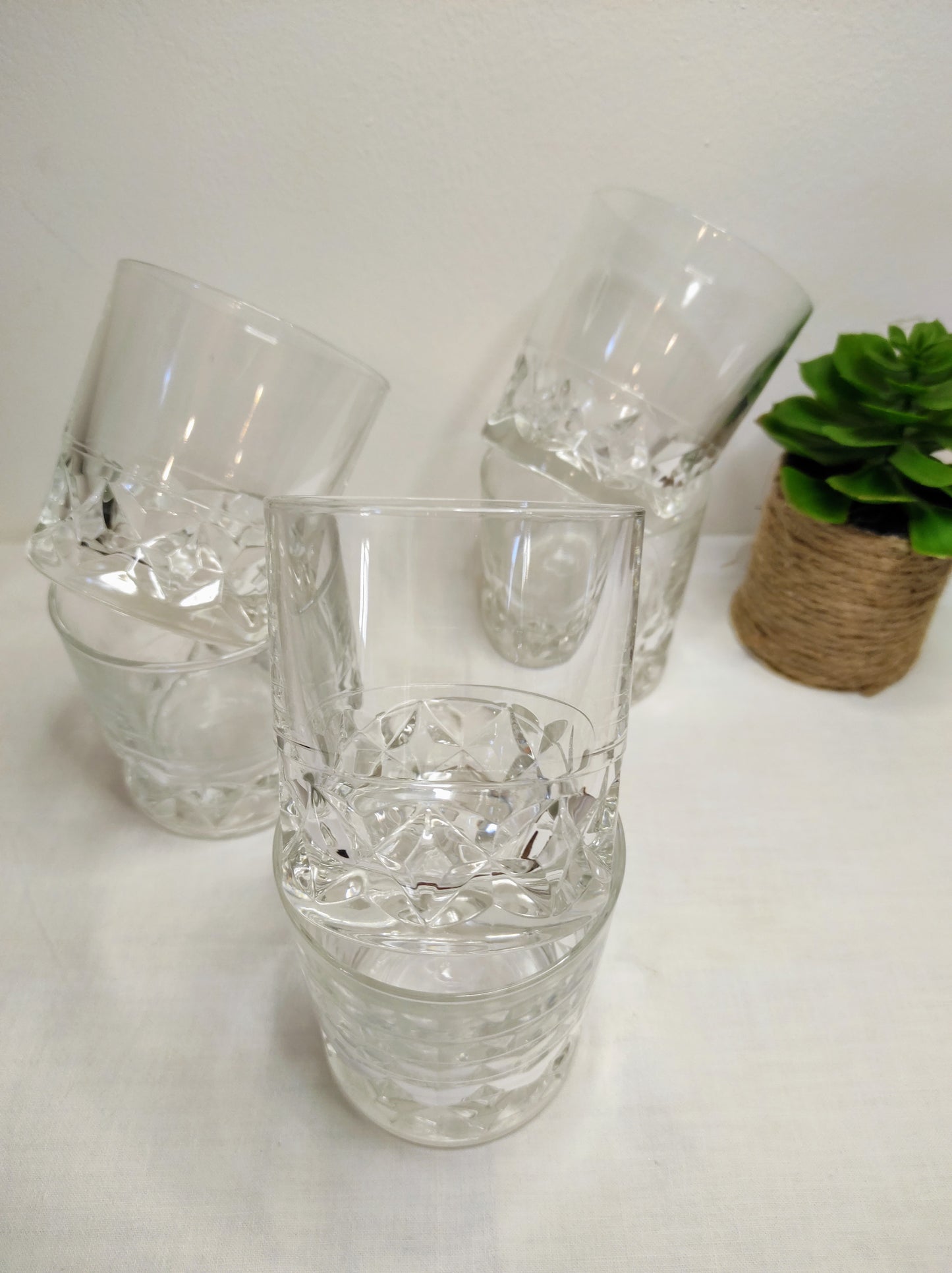 Set de 6 verres à whisky vintage en verre moulé. Tchin ! A consommer avec modération bien sûr ! Set de 6 verres à whisky en verre moulé, made in France. En très bon état, aucun éclat.