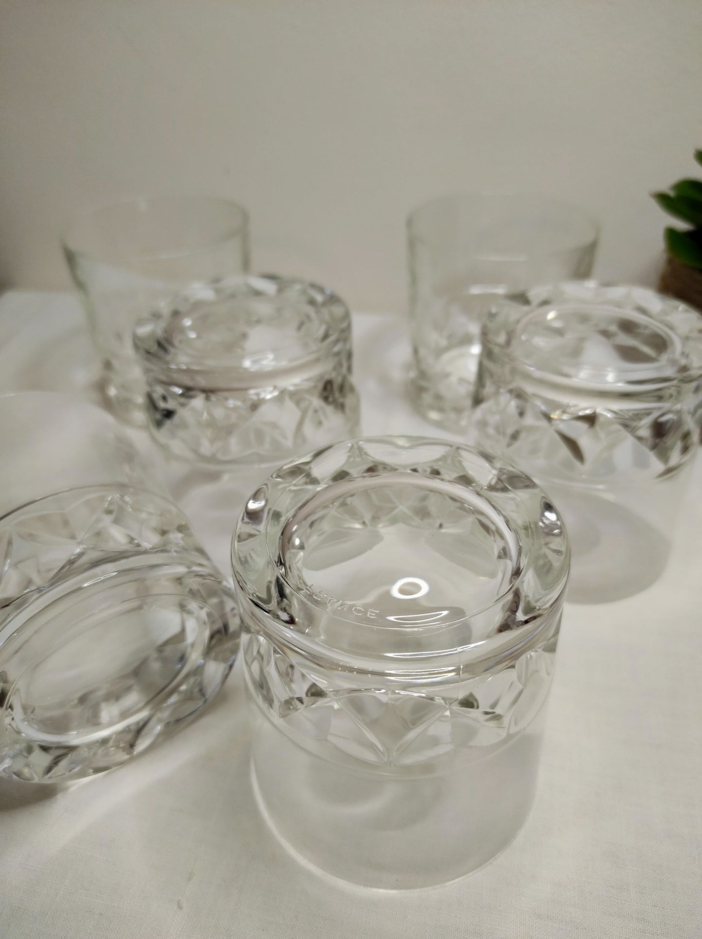 Set de 6 verres à whisky vintage en verre moulé. Tchin ! A consommer avec modération bien sûr ! Set de 6 verres à whisky en verre moulé, made in France. En très bon état, aucun éclat.