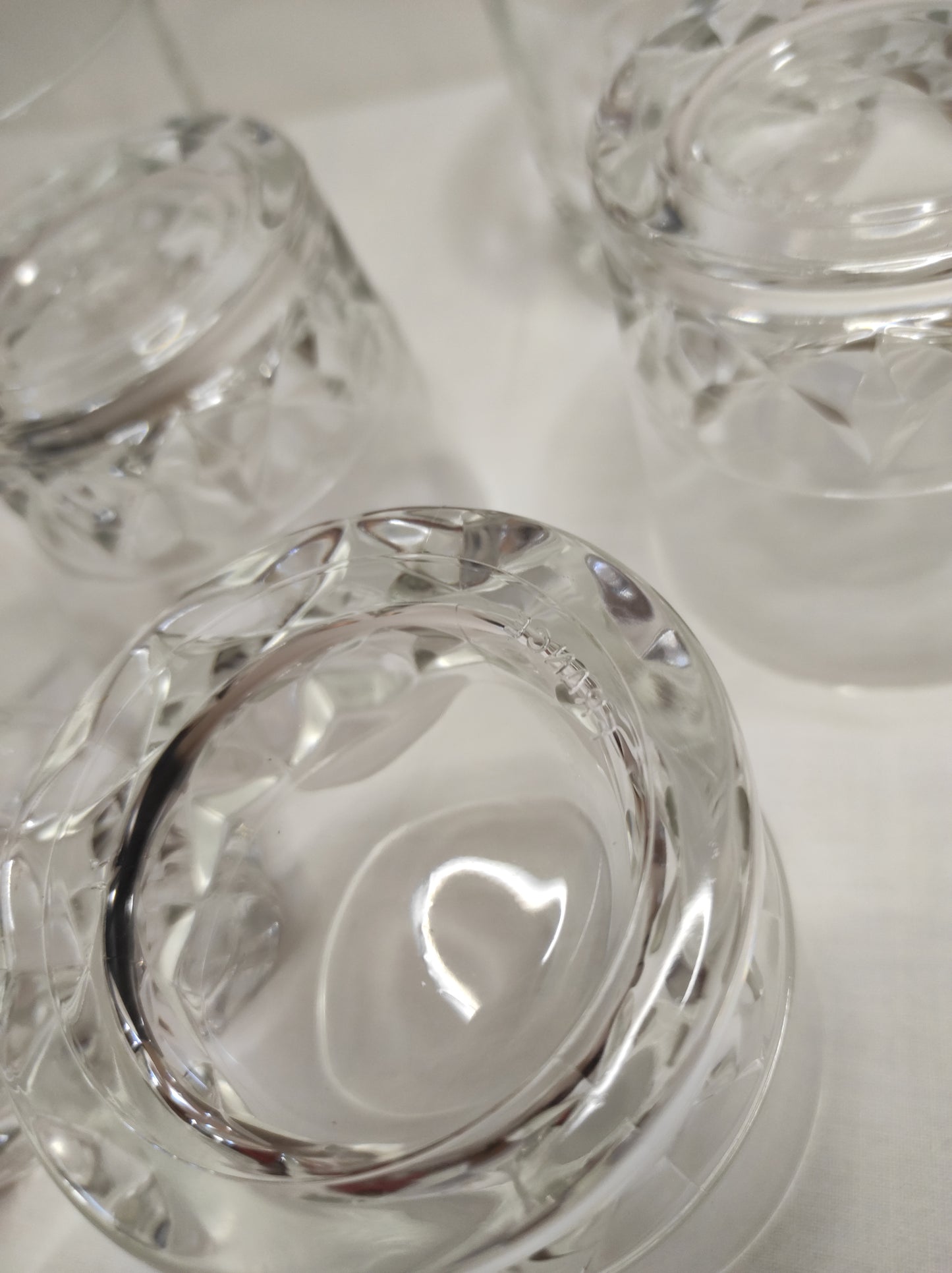 Tchin ! A consommer avec modération bien sûr ! Set de 6 verres à whisky en verre moulé, made in France. En très bon état, aucun éclat.