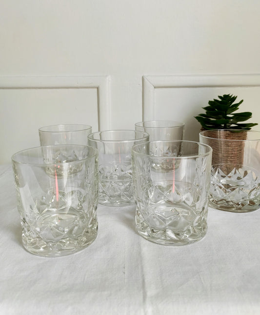 Set de 6 verres à whisky vintage en verre moulé. Tchin ! A consommer avec modération bien sûr ! Set de 6 verres à whisky en verre moulé, made in France. En très bon état, aucun éclat.