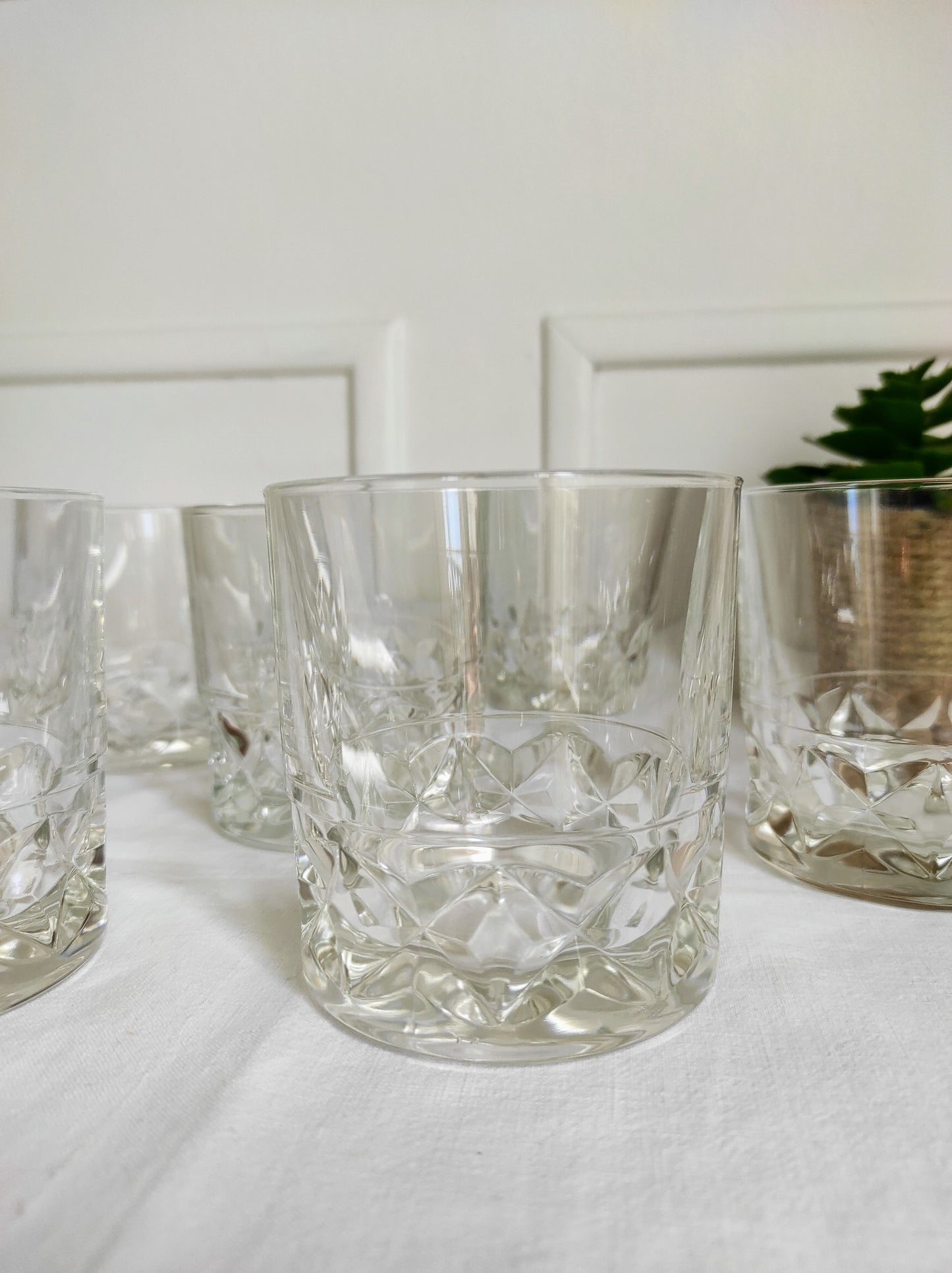 Set de 6 verres à whisky vintage en verre moulé. Tchin ! A consommer avec modération bien sûr ! Set de 6 verres à whisky en verre moulé, made in France. En très bon état, aucun éclat.