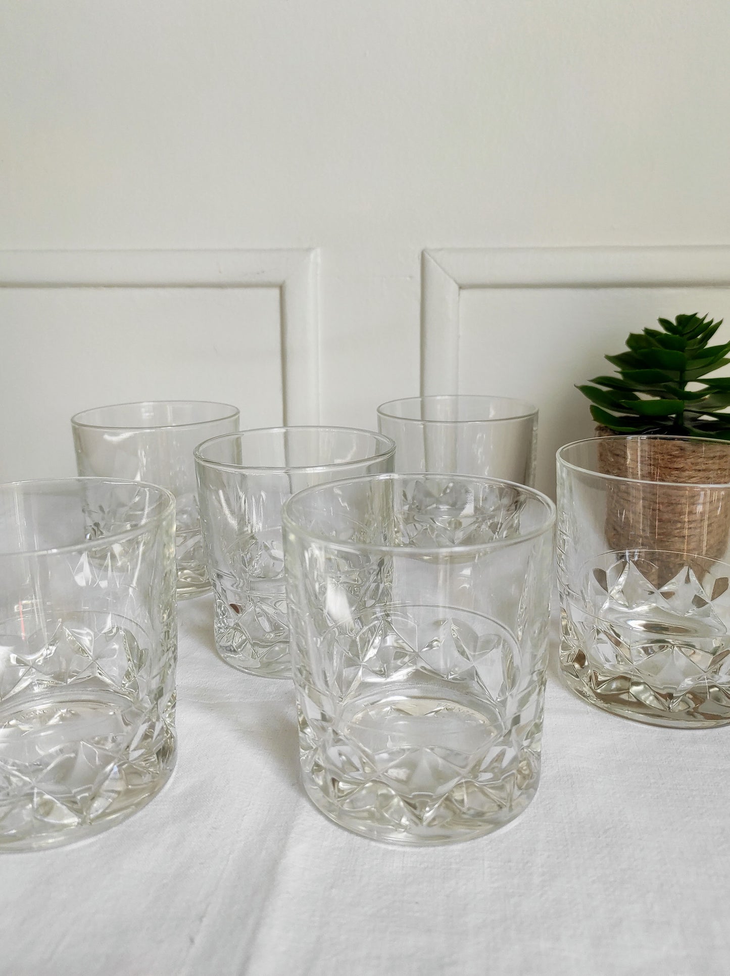 Set de 6 verres à whisky vintage en verre moulé. Tchin ! A consommer avec modération bien sûr ! Set de 6 verres à whisky en verre moulé, made in France. En très bon état, aucun éclat.
