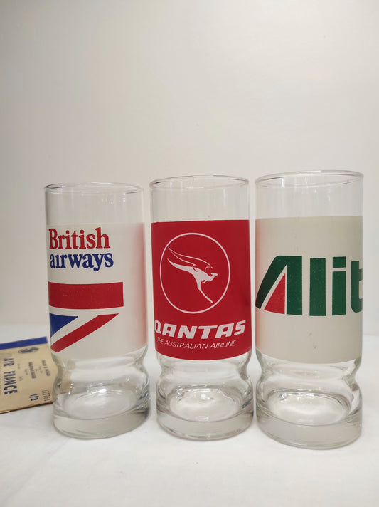 Set de 4 verres à orangeade de compagnies aériennes vintage. Votre attention Mesdames et Messieurs …Embarquement immédiat pour cet ensemble de 3 verres à orangeade des années 80 de compagnies aériennes. Désaltérez vous avec British Airways aux couleurs rouges, bleues et blanches, Alitalia aux couleurs vertes, rouges et blanches ou encore Qantas The Australian Airlines aux couleurs blanches et rouges. Tous en en très bon état, aucun éclat..