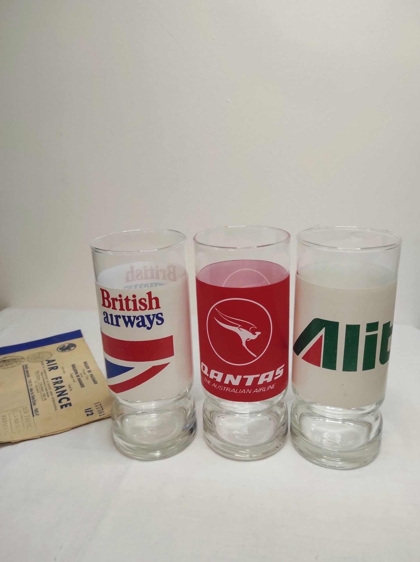 Set de 4 verres à orangeade de compagnies aériennes vintage. Votre attention Mesdames et Messieurs …Embarquement immédiat pour cet ensemble de 3 verres à orangeade des années 80 de compagnies aériennes. Désaltérez vous avec British Airways aux couleurs rouges, bleues et blanches, Alitalia aux couleurs vertes, rouges et blanches ou encore Qantas The Australian Airlines aux couleurs blanches et rouges. Tous en en très bon état, aucun éclat.