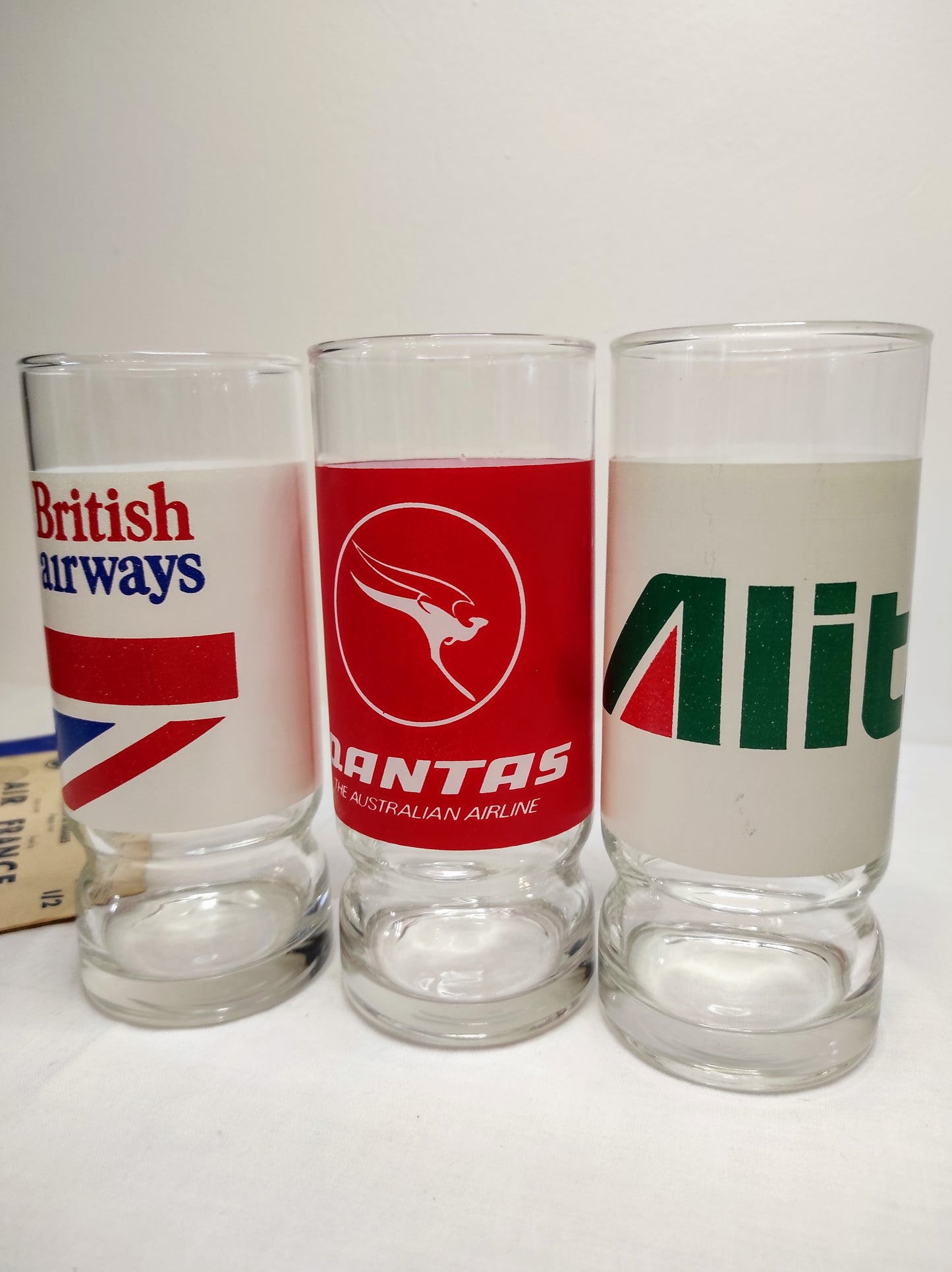 Set de 4 verres à orangeade de compagnies aériennes vintage. Votre attention Mesdames et Messieurs …Embarquement immédiat pour cet ensemble de 3 verres à orangeade des années 80 de compagnies aériennes. Désaltérez vous avec British Airways aux couleurs rouges, bleues et blanches, Alitalia aux couleurs vertes, rouges et blanches ou encore Qantas The Australian Airlines aux couleurs blanches et rouges. Tous en en très bon état, aucun éclat.