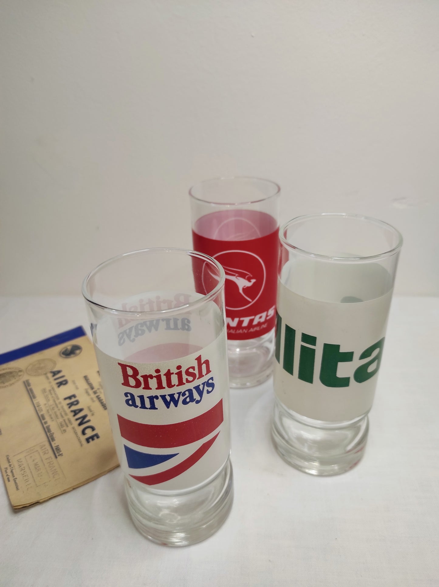 Set de 4 verres à orangeade de compagnies aériennes vintage. Votre attention Mesdames et Messieurs …Embarquement immédiat pour cet ensemble de 3 verres à orangeade des années 80 de compagnies aériennes. Désaltérez vous avec British Airways aux couleurs rouges, bleues et blanches, Alitalia aux couleurs vertes, rouges et blanches ou encore Qantas The Australian Airlines aux couleurs blanches et rouges. Tous en en très bon état, aucun éclat.