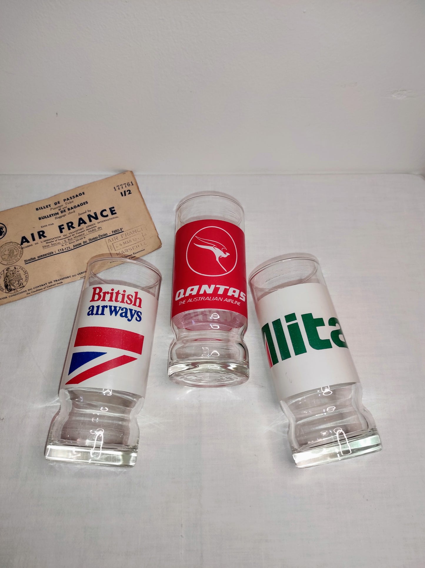 Set de 4 verres à orangeade de compagnies aériennes vintage. Votre attention Mesdames et Messieurs …Embarquement immédiat pour cet ensemble de 3 verres à orangeade des années 80 de compagnies aériennes. Désaltérez vous avec British Airways aux couleurs rouges, bleues et blanches, Alitalia aux couleurs vertes, rouges et blanches ou encore Qantas The Australian Airlines aux couleurs blanches et rouges. Tous en en très bon état, aucun éclat.