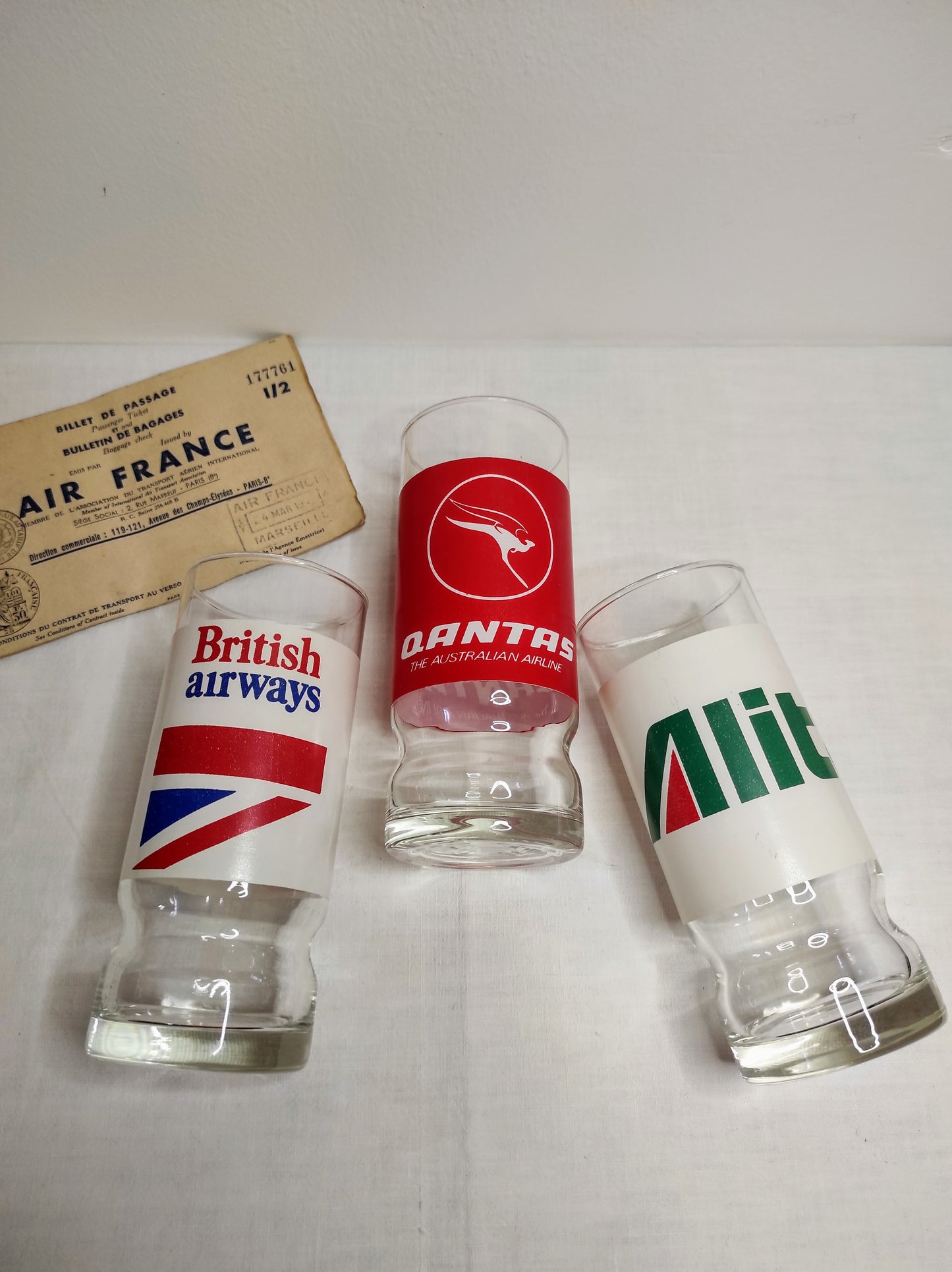 Set de 4 verres à orangeade de compagnies aériennes vintage. Votre attention Mesdames et Messieurs …Embarquement immédiat pour cet ensemble de 3 verres à orangeade des années 80 de compagnies aériennes. Désaltérez vous avec British Airways aux couleurs rouges, bleues et blanches, Alitalia aux couleurs vertes, rouges et blanches ou encore Qantas The Australian Airlines aux couleurs blanches et rouges. Tous en en très bon état, aucun éclat.
