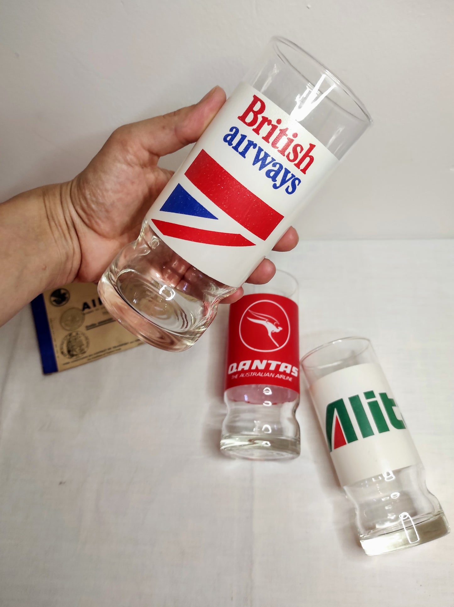 Set de 4 verres à orangeade de compagnies aériennes vintage. Votre attention Mesdames et Messieurs …Embarquement immédiat pour cet ensemble de 3 verres à orangeade des années 80 de compagnies aériennes. Désaltérez vous avec British Airways aux couleurs rouges, bleues et blanches, Alitalia aux couleurs vertes, rouges et blanches ou encore Qantas The Australian Airlines aux couleurs blanches et rouges. Tous en en très bon état, aucun éclat.