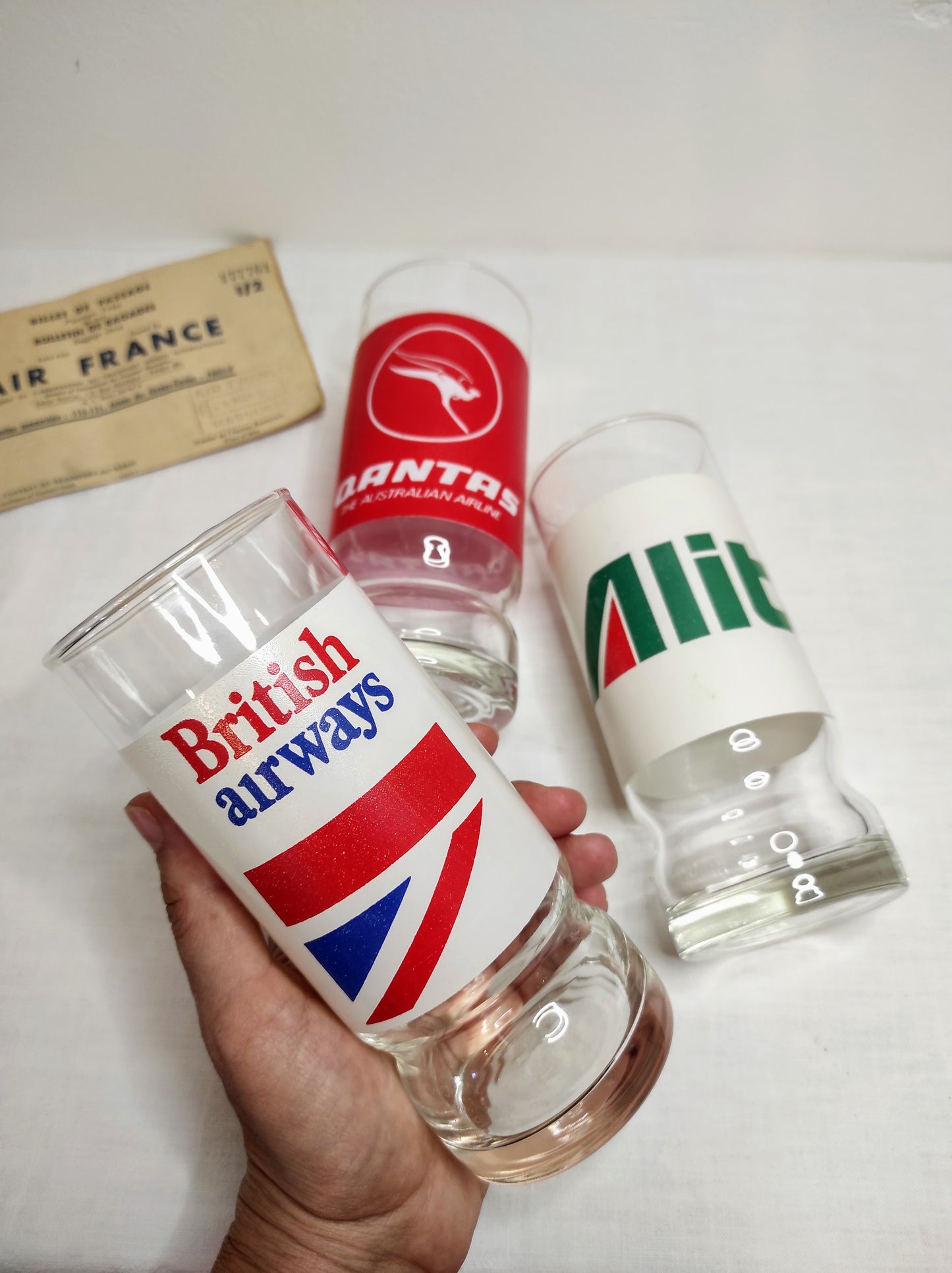 Set de 4 verres à orangeade de compagnies aériennes vintage. Votre attention Mesdames et Messieurs …Embarquement immédiat pour cet ensemble de 3 verres à orangeade des années 80 de compagnies aériennes. Désaltérez vous avec British Airways aux couleurs rouges, bleues et blanches, Alitalia aux couleurs vertes, rouges et blanches ou encore Qantas The Australian Airlines aux couleurs blanches et rouges. Tous en en très bon état, aucun éclat.