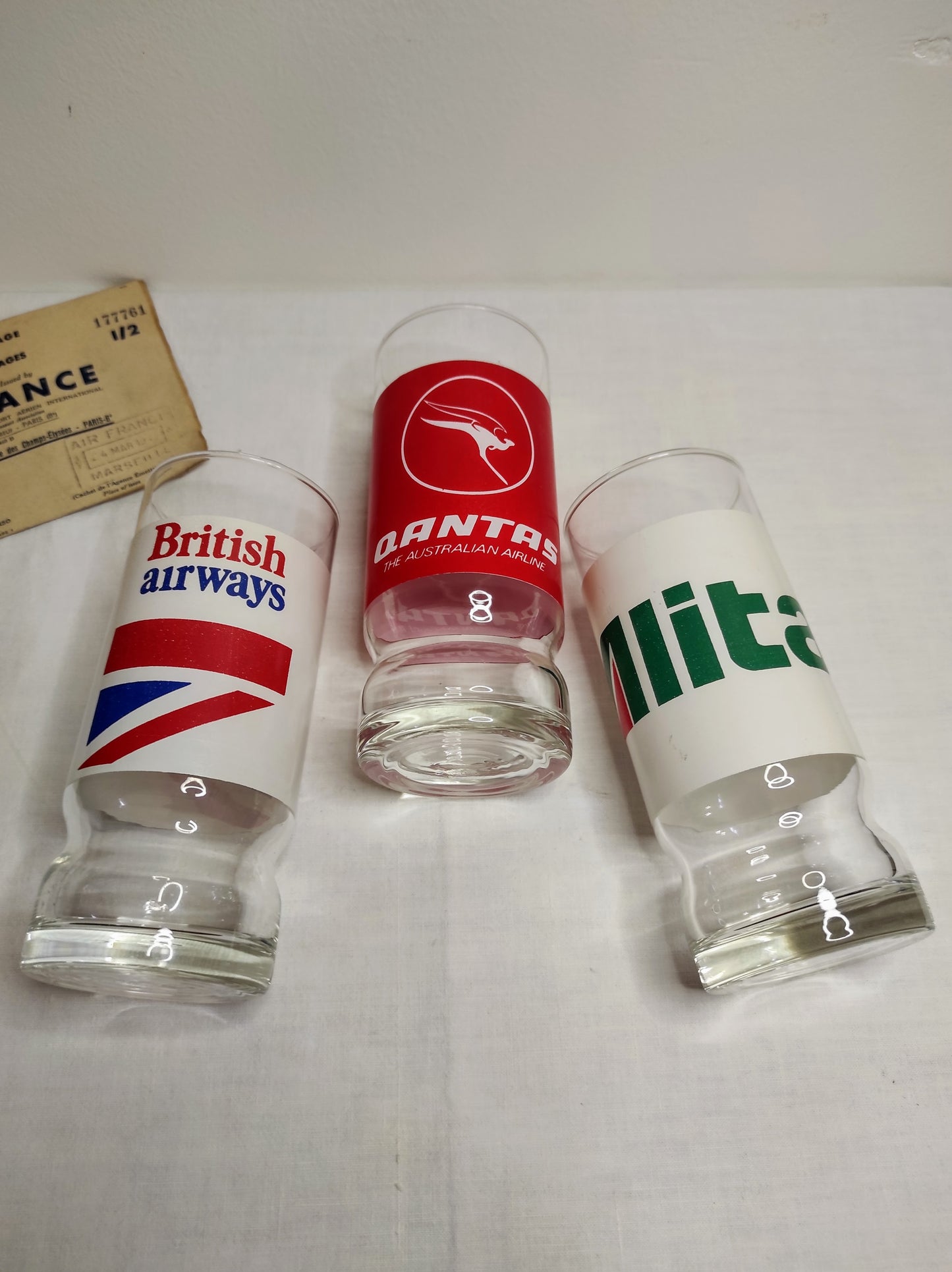 Set de 4 verres à orangeade de compagnies aériennes vintage. Votre attention Mesdames et Messieurs …Embarquement immédiat pour cet ensemble de 3 verres à orangeade des années 80 de compagnies aériennes. Désaltérez vous avec British Airways aux couleurs rouges, bleues et blanches, Alitalia aux couleurs vertes, rouges et blanches ou encore Qantas The Australian Airlines aux couleurs blanches et rouges. Tous en en très bon état, aucun éclat.