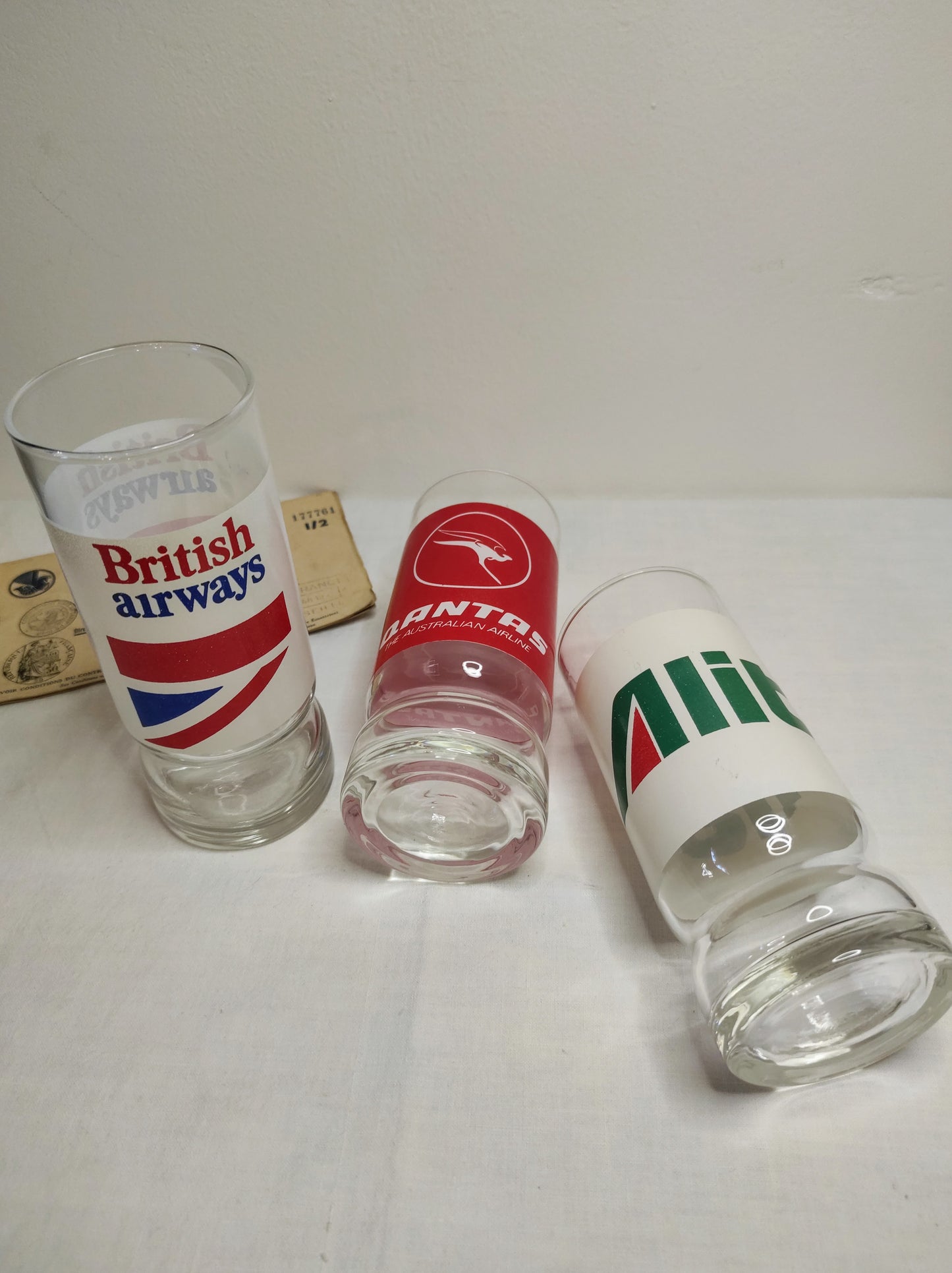 Set de 4 verres à orangeade de compagnies aériennes vintage. Votre attention Mesdames et Messieurs …Embarquement immédiat pour cet ensemble de 3 verres à orangeade des années 80 de compagnies aériennes. Désaltérez vous avec British Airways aux couleurs rouges, bleues et blanches, Alitalia aux couleurs vertes, rouges et blanches ou encore Qantas The Australian Airlines aux couleurs blanches et rouges. Tous en en très bon état, aucun éclat.