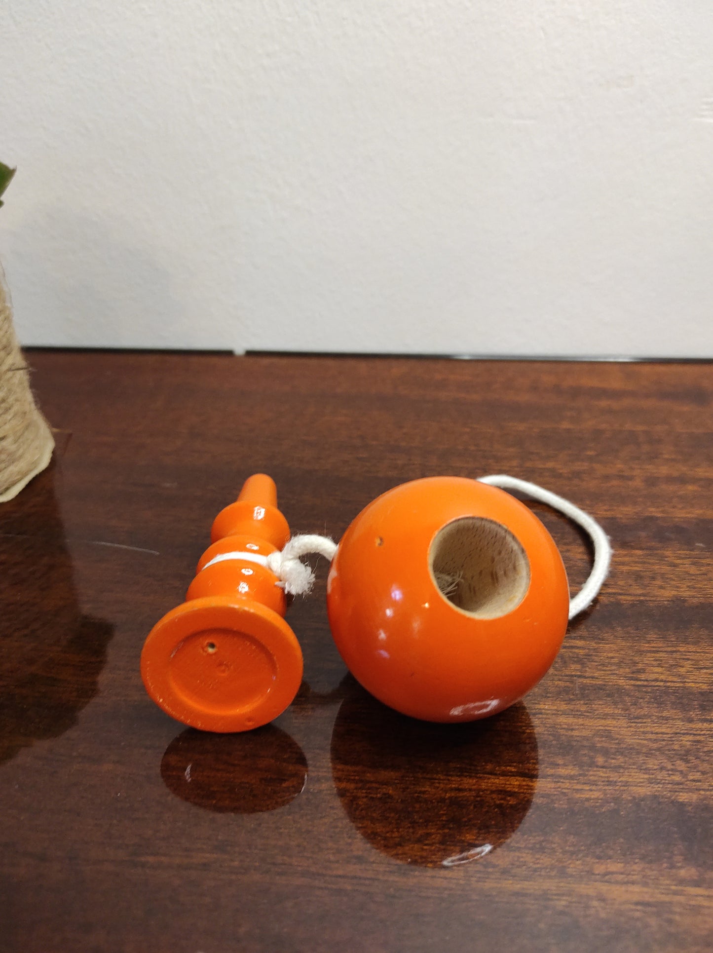 Ancien petit bilboquet en bois orange vintage. Ce joli jouet ancien sera parfait en déco sur une étagère ou dans la chambre de votre bambin ! A noter : en très bon état