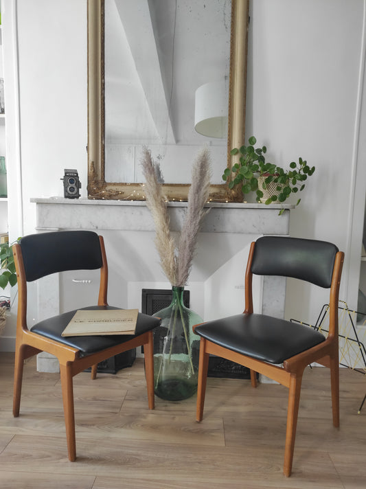 Paire de chaises vintage bois et skaï noir style scandinave estampillées CTC. On aime le look sobre de cette jolie paire de chaises scandinaves en bois et skaï noir. Estampillées C.T. 3010, elles sont totalement dans leur jus depuis les années 60. L'assise, le rembourrage et le dessous des chaises sont en très bon état. A noter : un léger accro sur une assise (voir photo) et quelques marques du temps sur le bois notamment au niveau des pieds mais elles restent en très bon état vu leur âge !