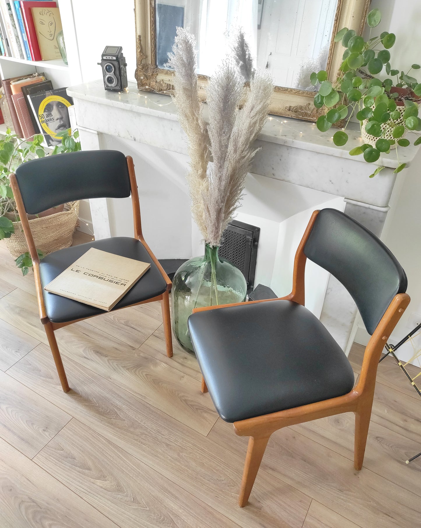 Paire de chaises vintage bois et skaï noir style scandinave estampillées CTC. On aime le look sobre de cette jolie paire de chaises scandinaves en bois et skaï noir. Estampillées C.T. 3010, elles sont totalement dans leur jus depuis les années 60. L'assise, le rembourrage et le dessous des chaises sont en très bon état. A noter : un léger accro sur une assise (voir photo) et quelques marques du temps sur le bois notamment au niveau des pieds mais elles restent en très bon état vu leur âge !