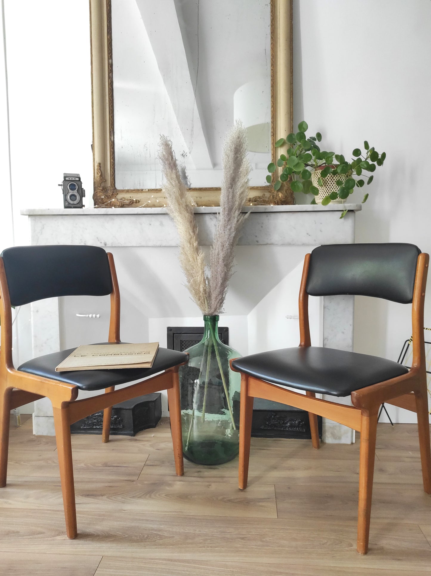 Paire de chaises vintage bois et skaï noir style scandinave estampillées CTC