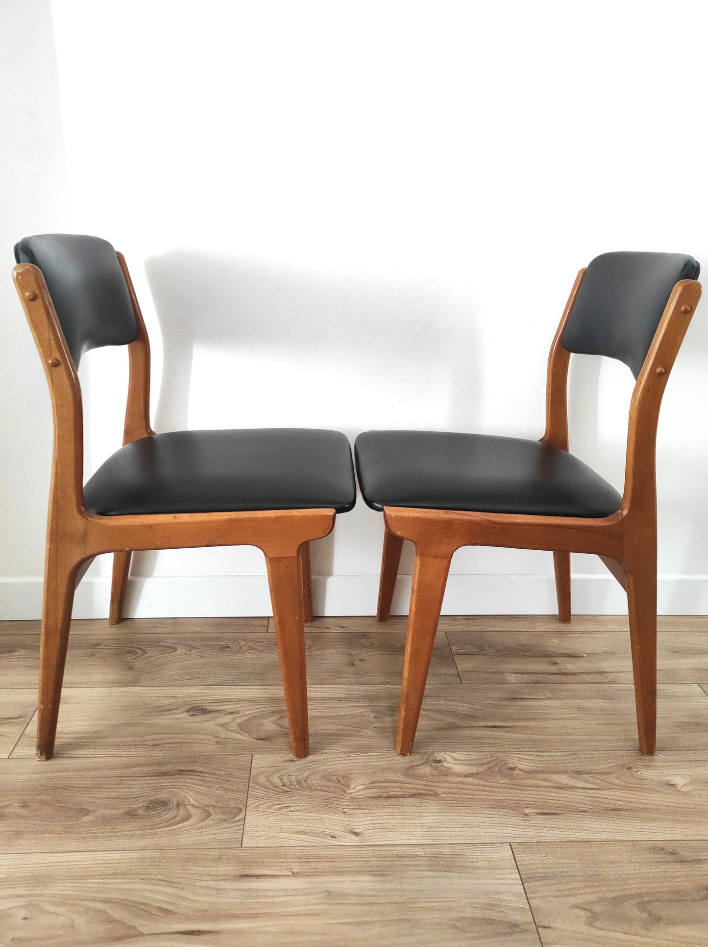 Paire de chaises vintage bois et skaï noir style scandinave estampillées CTC