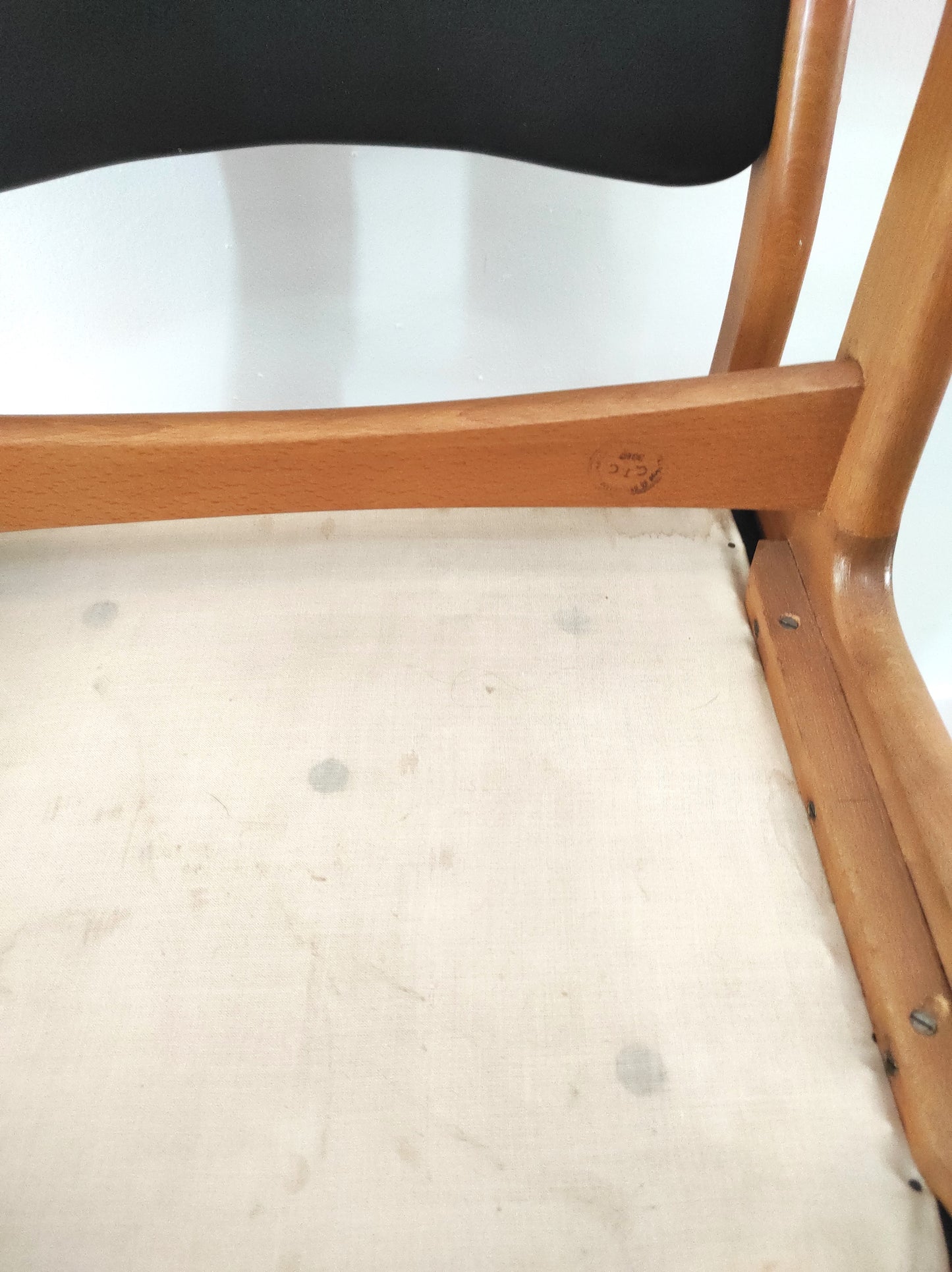Paire de chaises vintage bois et skaï noir style scandinave estampillées CTC. On aime le look sobre de cette jolie paire de chaises scandinaves en bois et skaï noir. Estampillées C.T. 3010, elles sont totalement dans leur jus depuis les années 60. L'assise, le rembourrage et le dessous des chaises sont en très bon état. A noter : un léger accro sur une assise (voir photo) et quelques marques du temps sur le bois notamment au niveau des pieds mais elles restent en très bon état vu leur âge !