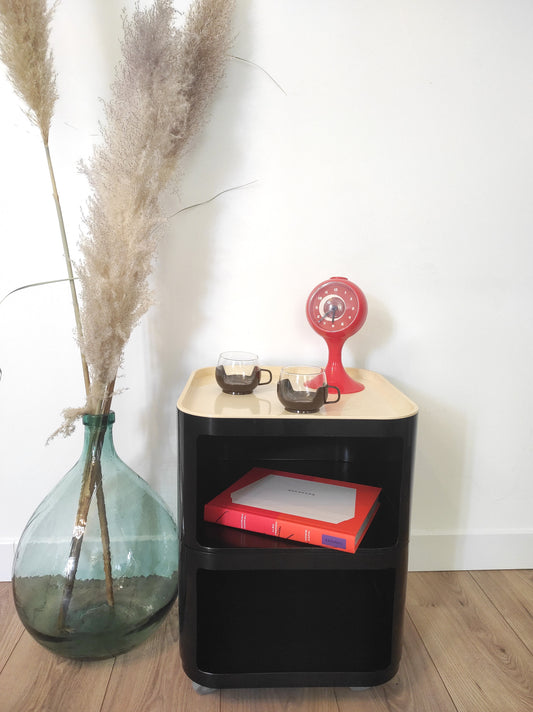 Meuble d'appoint COMPONIBILI par ANNA CASTELLI FERRIERI pour KARTELL. Anna Castelli Ferrieri fait partie de ces grands noms du design qui ont marqué à jamais le mobilier du XXème siècle, notamment avec ce meuble iconique des années 70 sur roulettes, le Componibili Quadrati ! Que dire de plus… si ce n'est que c'est une très belle pièce du design du XXème siècle à avoir chez soi pour tous les amoureux du vintage ! En très bon état, les roulettes fonctionnent très bien, casiers marron et plateau beige.
