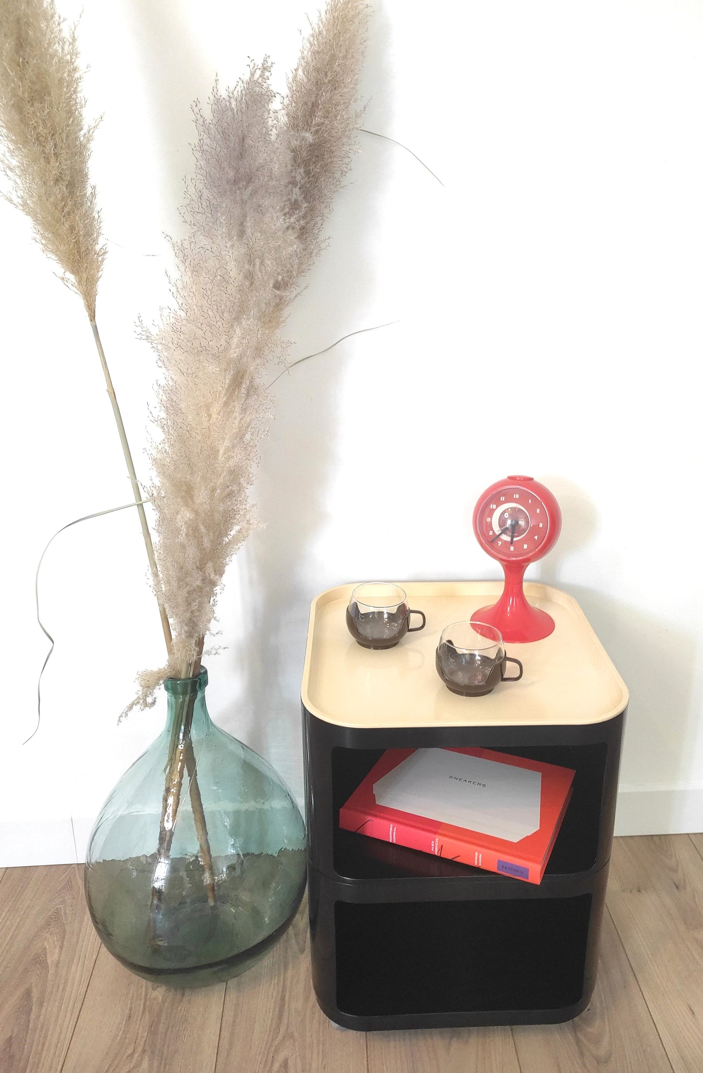 Anna Castelli Ferrieri fait partie de ces grands noms du design qui ont marqué à jamais le mobilier du XXème siècle, notamment avec ce meuble iconique des années 70 sur roulettes, le Componibili Quadrati ! Que dire de plus… si ce n'est que c'est une très belle pièce du design du XXème siècle à avoir chez soi pour tous les amoureux du vintage ! En très bon état, les roulettes fonctionnent très bien, casiers marron et plateau beige.