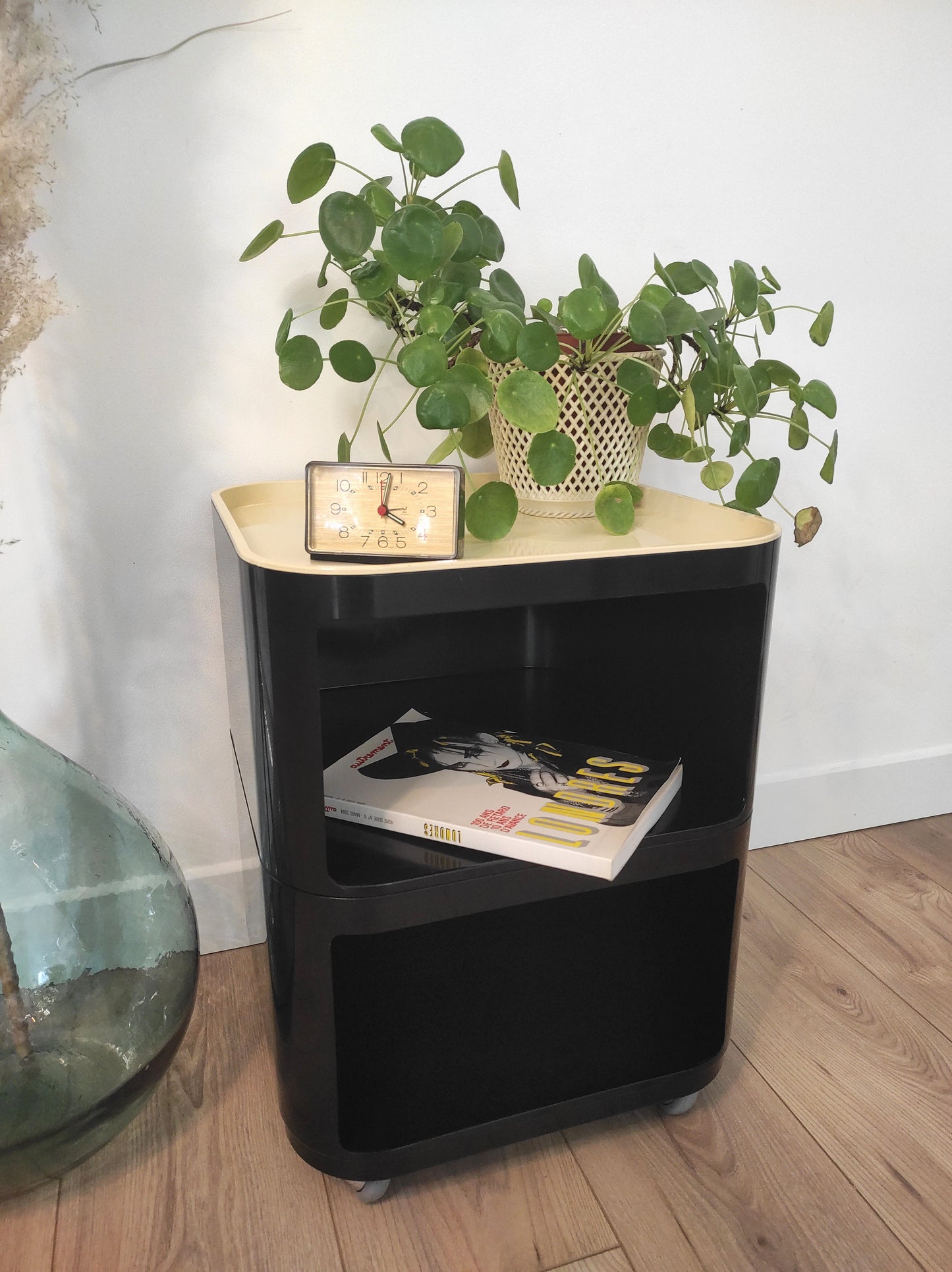 Meuble d'appoint COMPONIBILI par ANNA CASTELLI FERRIERI pour KARTELL. Anna Castelli Ferrieri fait partie de ces grands noms du design qui ont marqué à jamais le mobilier du XXème siècle, notamment avec ce meuble iconique des années 70 sur roulettes, le Componibili Quadrati ! Que dire de plus… si ce n'est que c'est une très belle pièce du design du XXème siècle à avoir chez soi pour tous les amoureux du vintage ! En très bon état, les roulettes fonctionnent très bien, casiers marron et plateau beige.