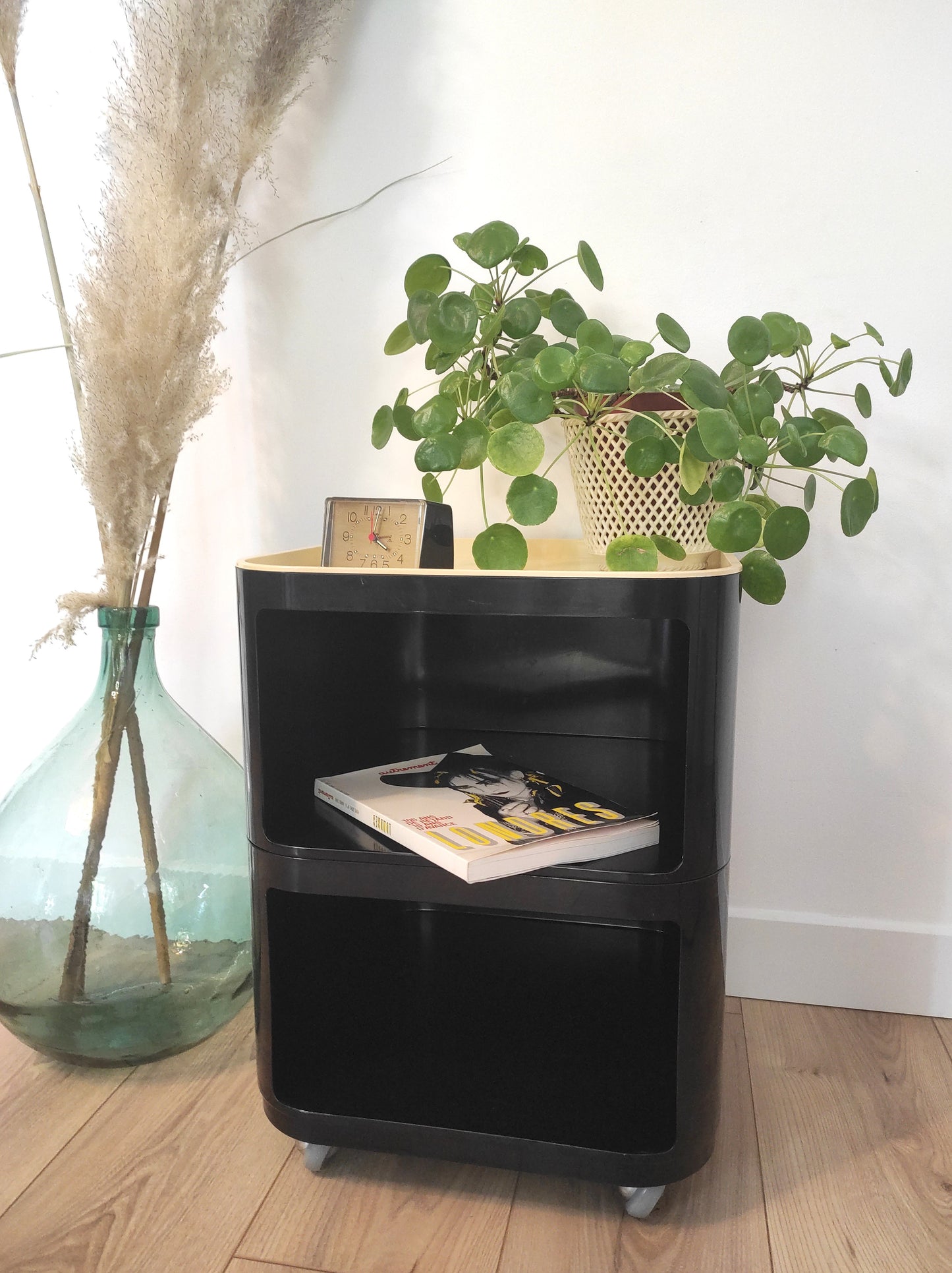 Anna Castelli Ferrieri fait partie de ces grands noms du design qui ont marqué à jamais le mobilier du XXème siècle, notamment avec ce meuble iconique des années 70 sur roulettes, le Componibili Quadrati ! Que dire de plus… si ce n'est que c'est une très belle pièce du design du XXème siècle à avoir chez soi pour tous les amoureux du vintage ! En très bon état, les roulettes fonctionnent très bien, casiers marron et plateau beige.