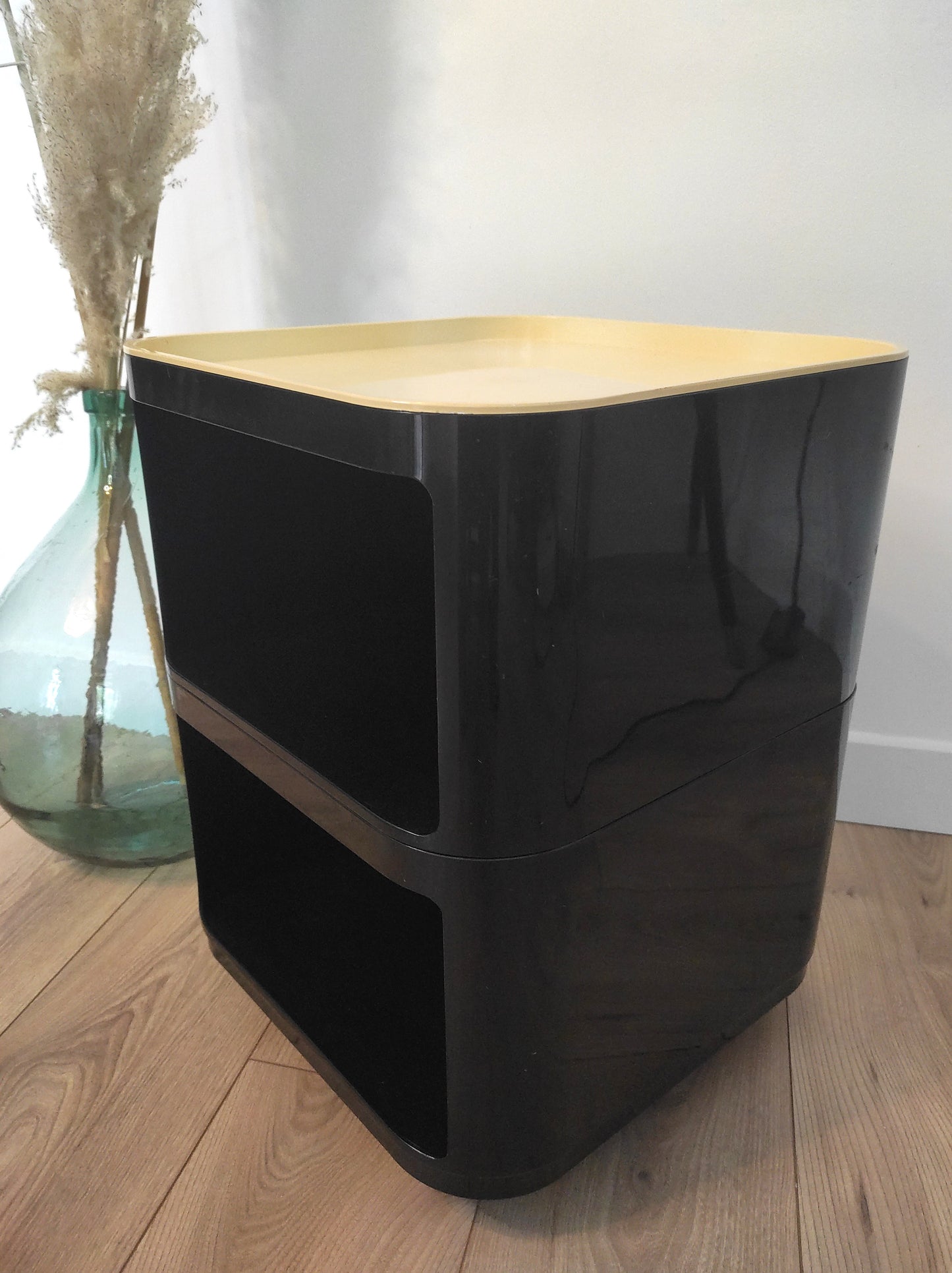 Meuble d'appoint COMPONIBILI par ANNA CASTELLI FERRIERI pour KARTELL. Anna Castelli Ferrieri fait partie de ces grands noms du design qui ont marqué à jamais le mobilier du XXème siècle, notamment avec ce meuble iconique des années 70 sur roulettes, le Componibili Quadrati ! Que dire de plus… si ce n'est que c'est une très belle pièce du design du XXème siècle à avoir chez soi pour tous les amoureux du vintage ! En très bon état, les roulettes fonctionnent très bien, casiers marron et plateau beige.