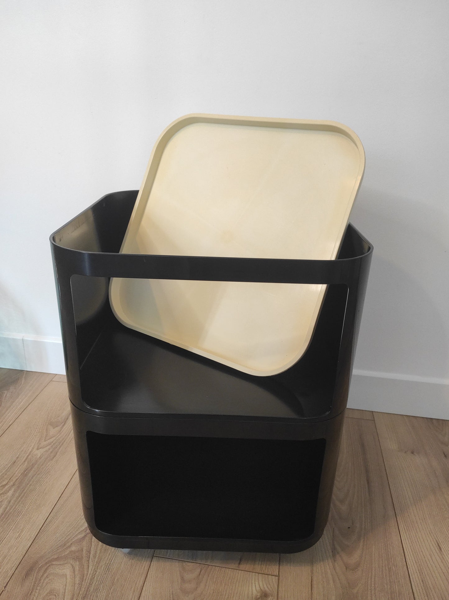 Meuble d'appoint COMPONIBILI par ANNA CASTELLI FERRIERI pour KARTELL.Anna Castelli Ferrieri fait partie de ces grands noms du design qui ont marqué à jamais le mobilier du XXème siècle, notamment avec ce meuble iconique des années 70 sur roulettes, le Componibili Quadrati ! Que dire de plus… si ce n'est que c'est une très belle pièce du design du XXème siècle à avoir chez soi pour tous les amoureux du vintage ! En très bon état, les roulettes fonctionnent très bien, casiers marron et plateau beige.
