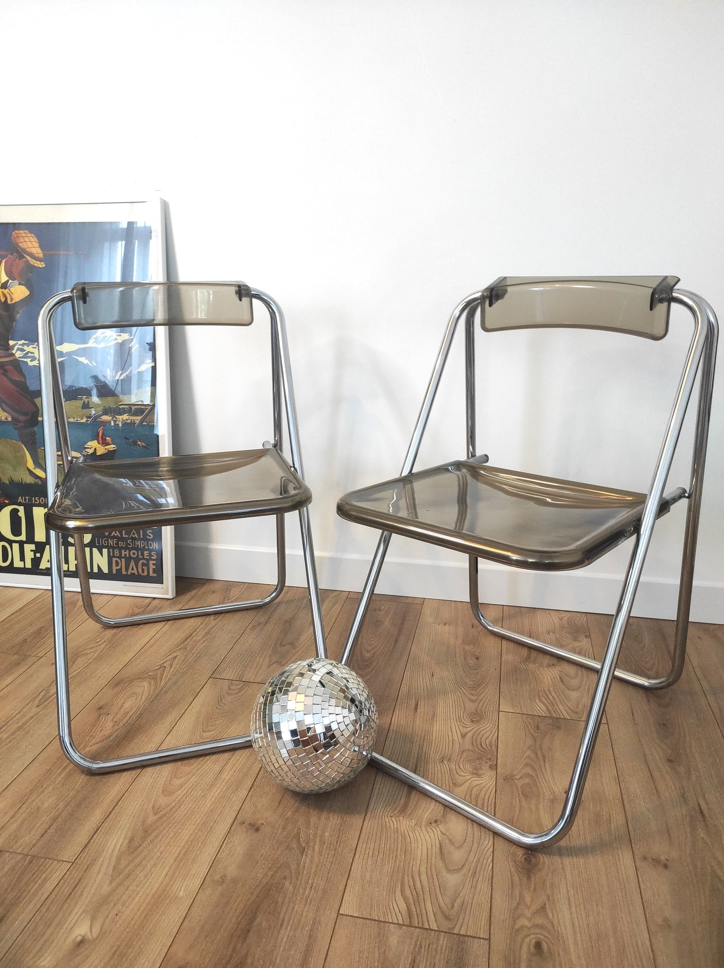 On aime la simplicité et look très seventies de cette jolie paire de chaises du designer ALDO JACOBER dans le style PLIA GIANCARLO PIRETTI CASTELLI. Elles sont totalement dans leur jus depuis les années 70. En plexiglas fumé et métal chromé, peu encombrantes, elles seront parfaites dans votre bureau ou autour de votre table ! Les chaises, pour leur âge sont en très bon état malgré quelques traces du temps.