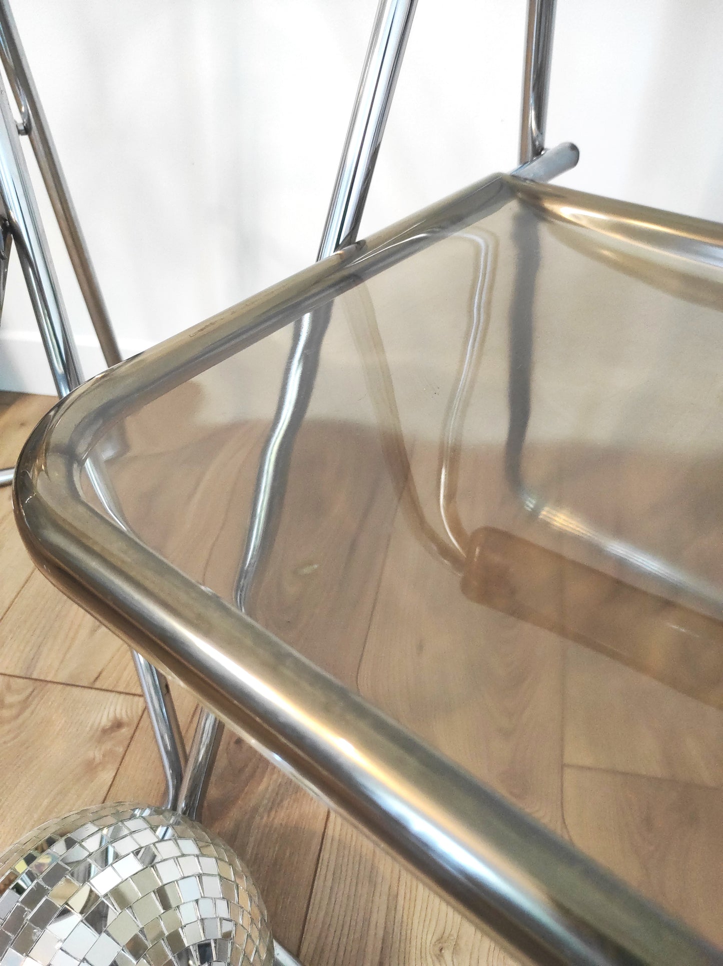 Paire de chaises pliantes vintage plexiglas fumé par Aldo Jacober style PLIA